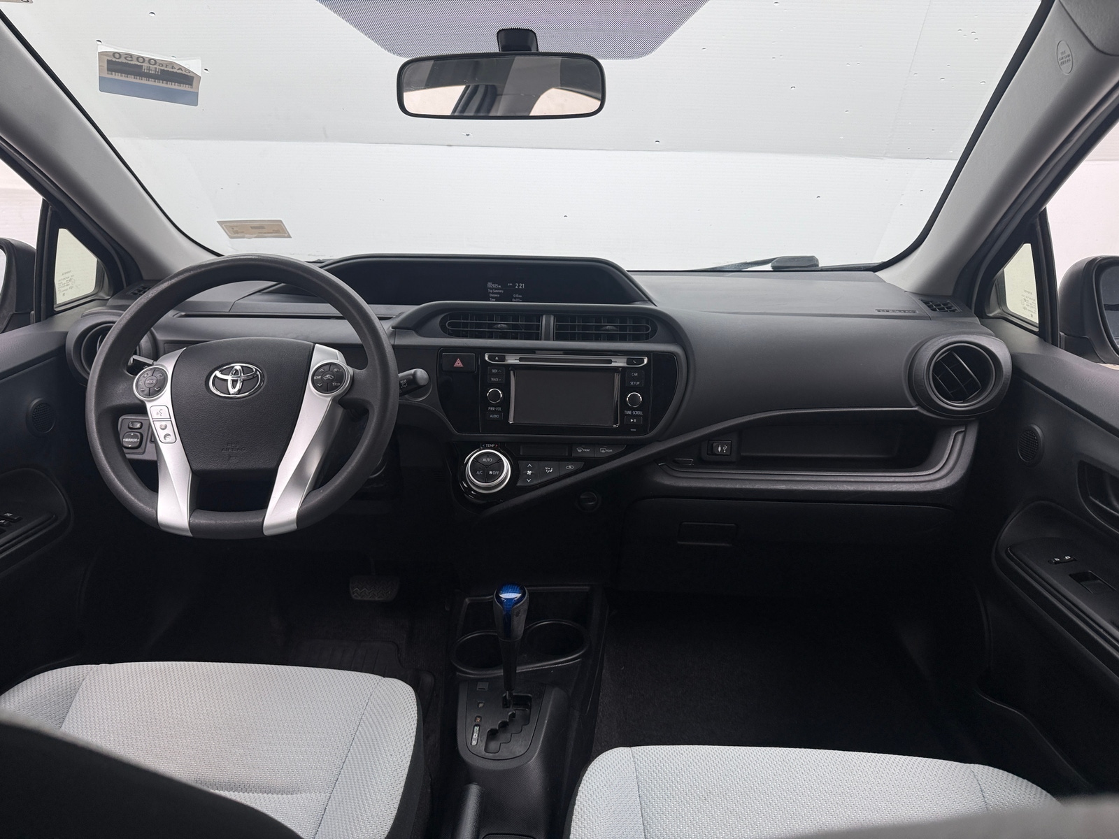 Thumbnail: 2015 Toyota Prius c - 3