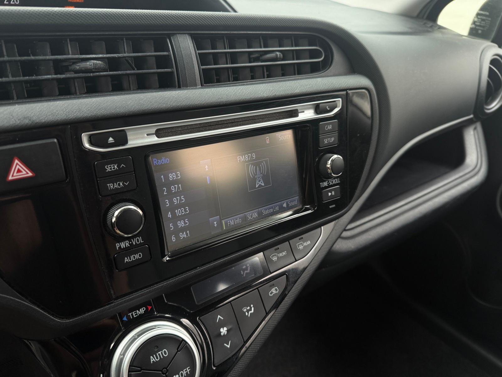 Thumbnail: 2015 Toyota Prius c - 4