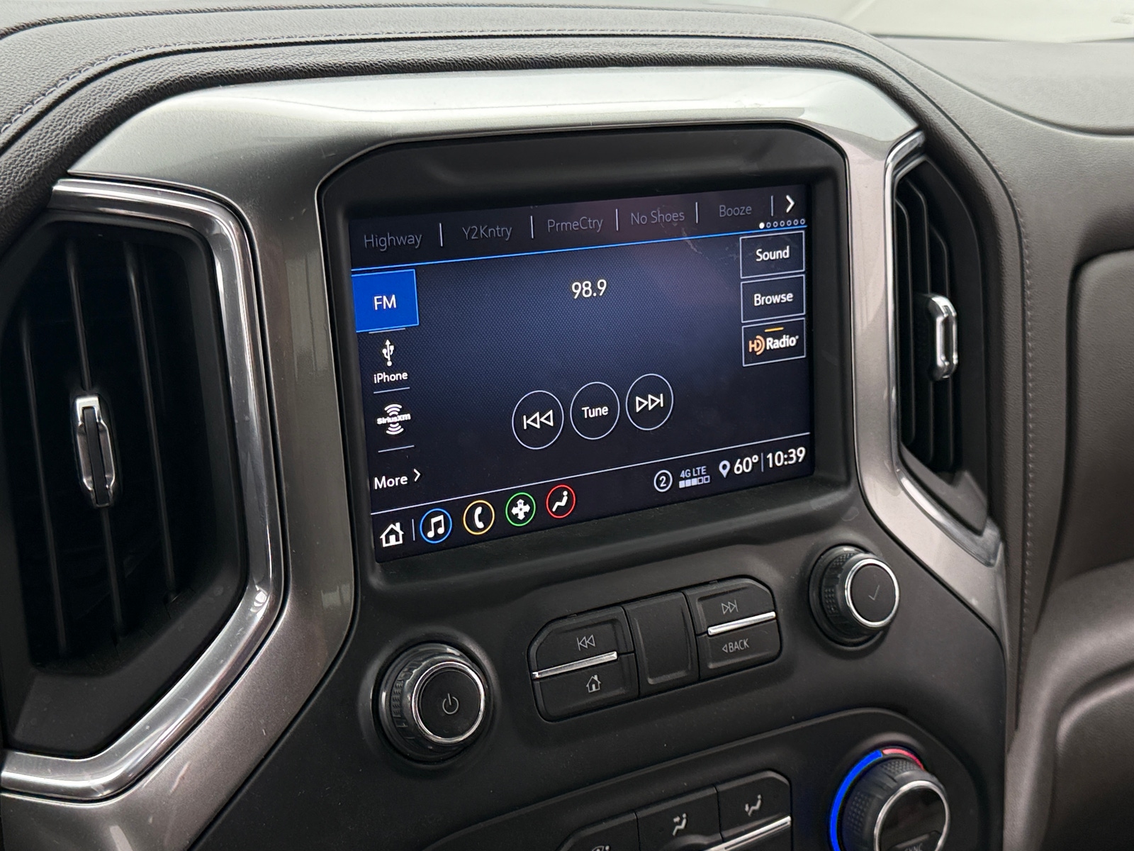 Thumbnail: 2020 Chevrolet Silverado 1500 - 3