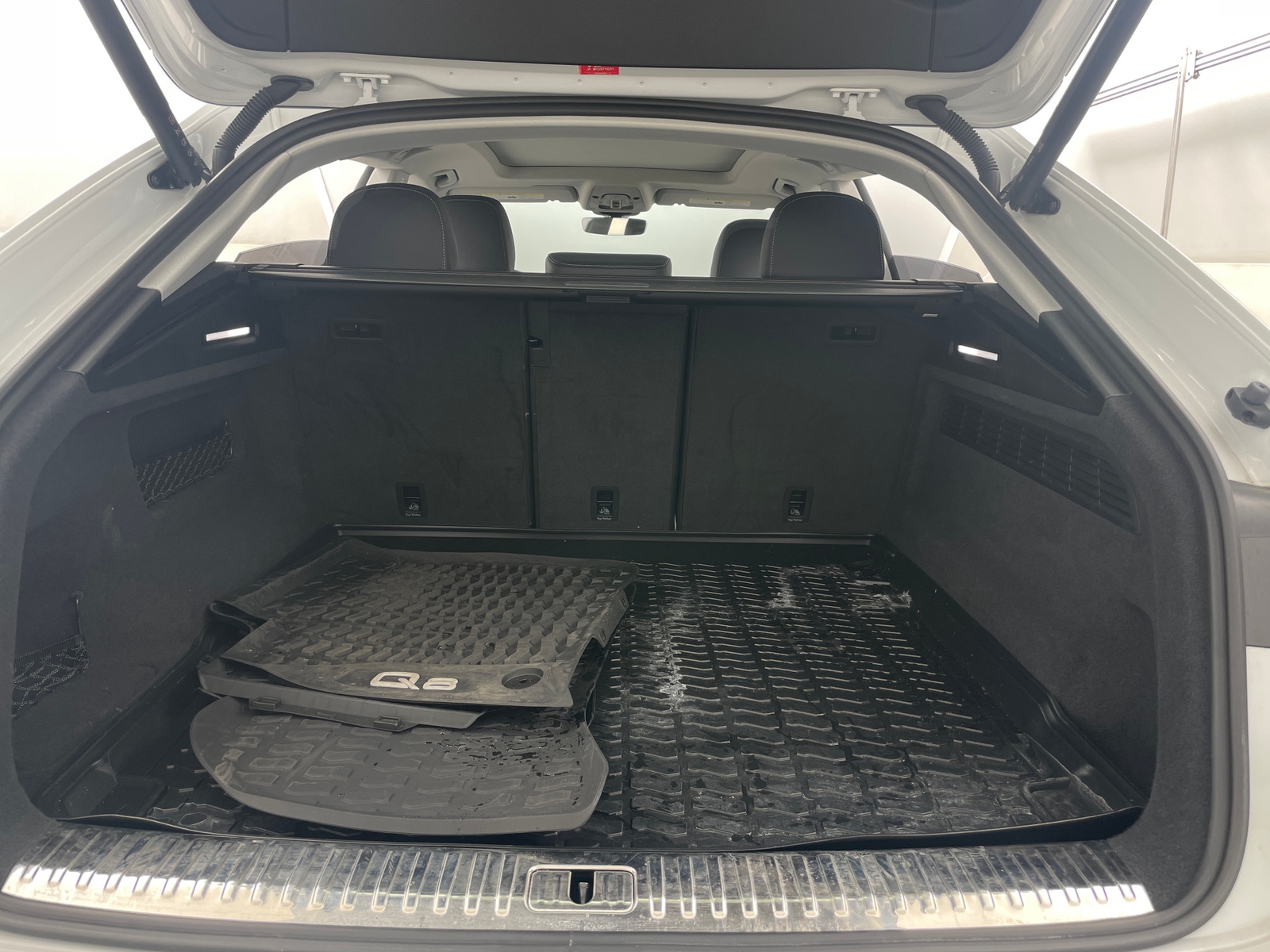 Thumbnail: 2023 Audi Q8 - 6