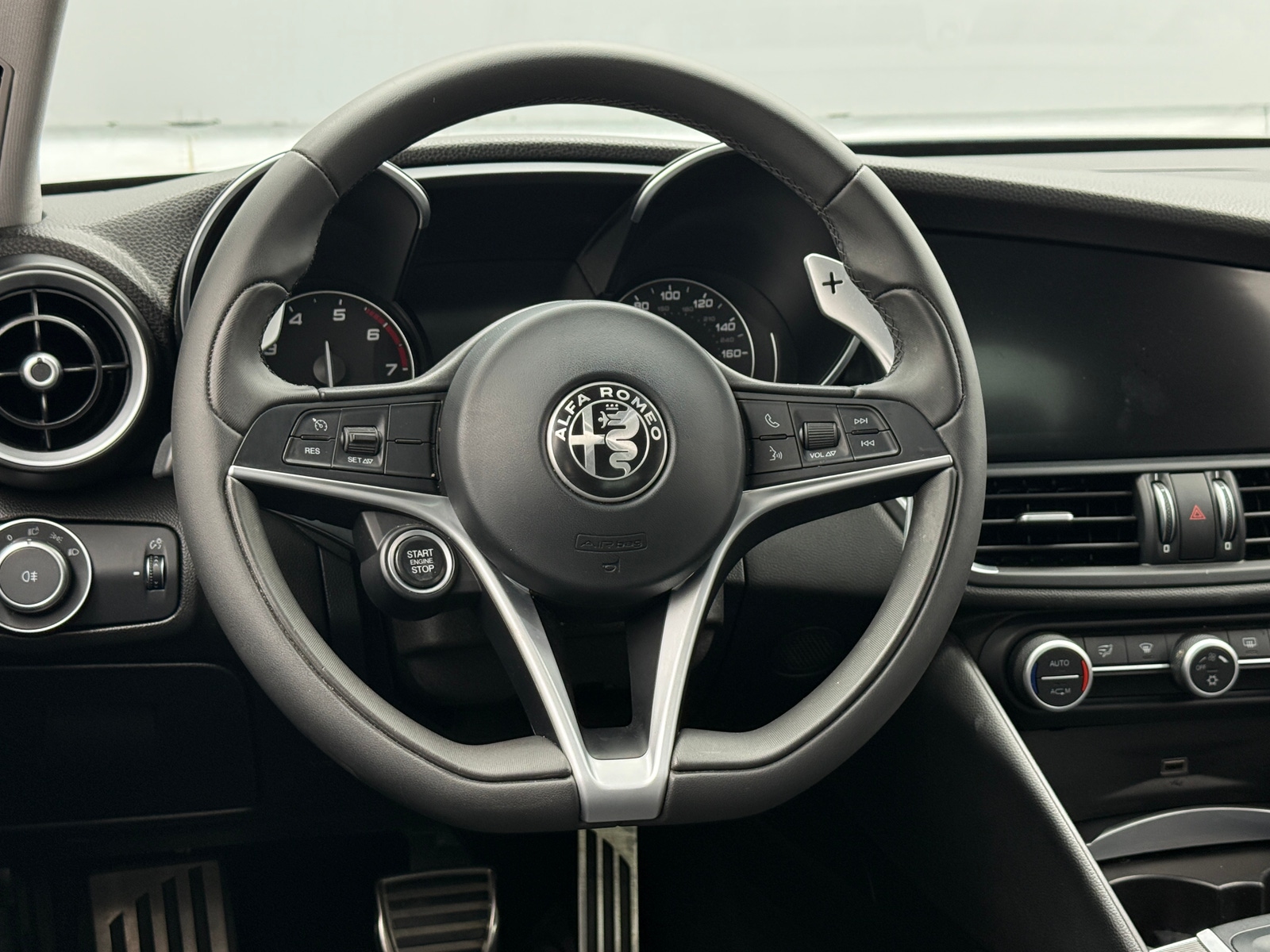 Thumbnail: 2017 Alfa Romeo Giulia - 4