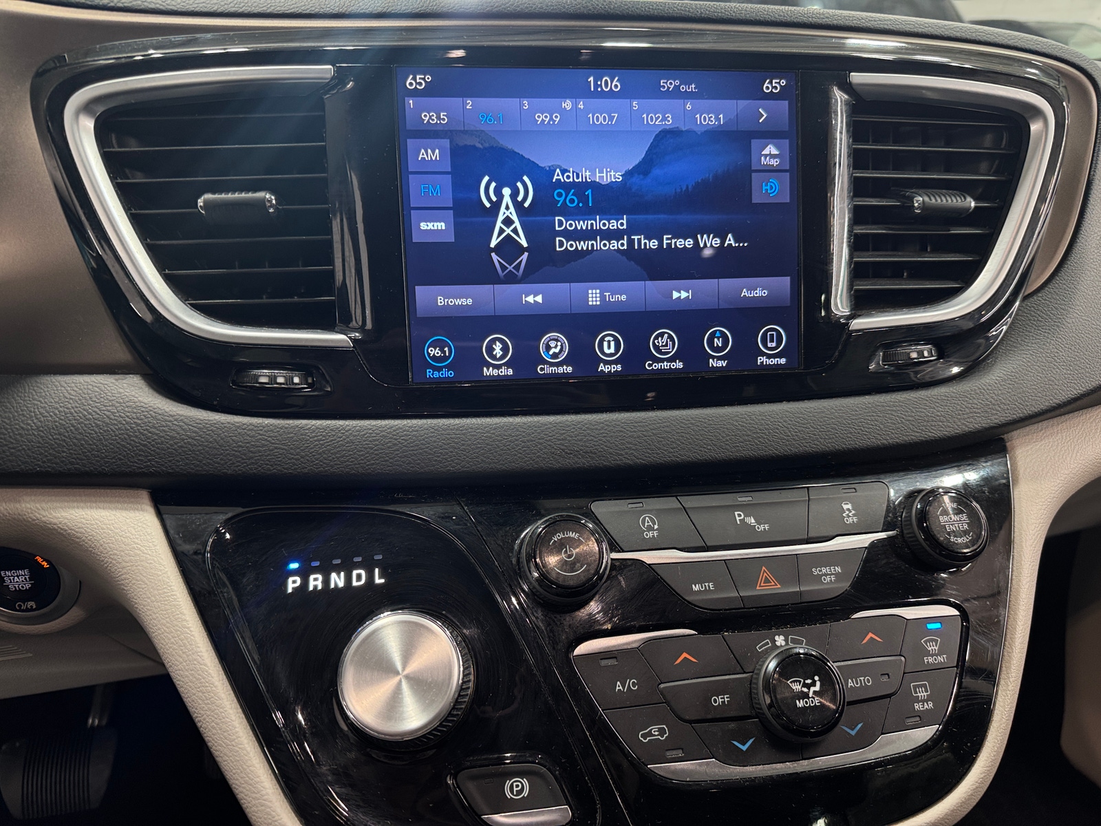 Thumbnail: 2018 Chrysler Pacifica - 3