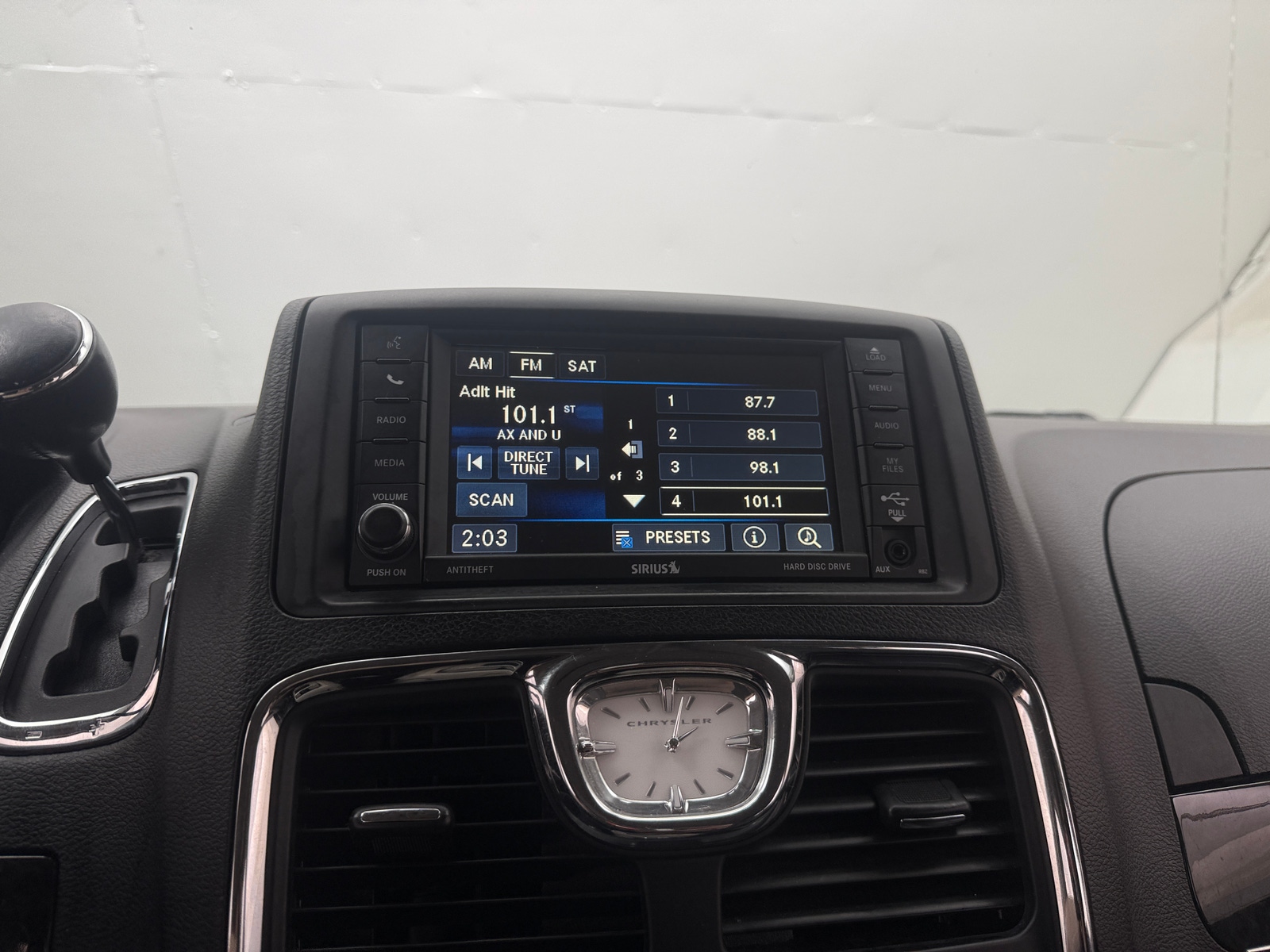 Thumbnail: 2015 Chrysler Town & Country - 3