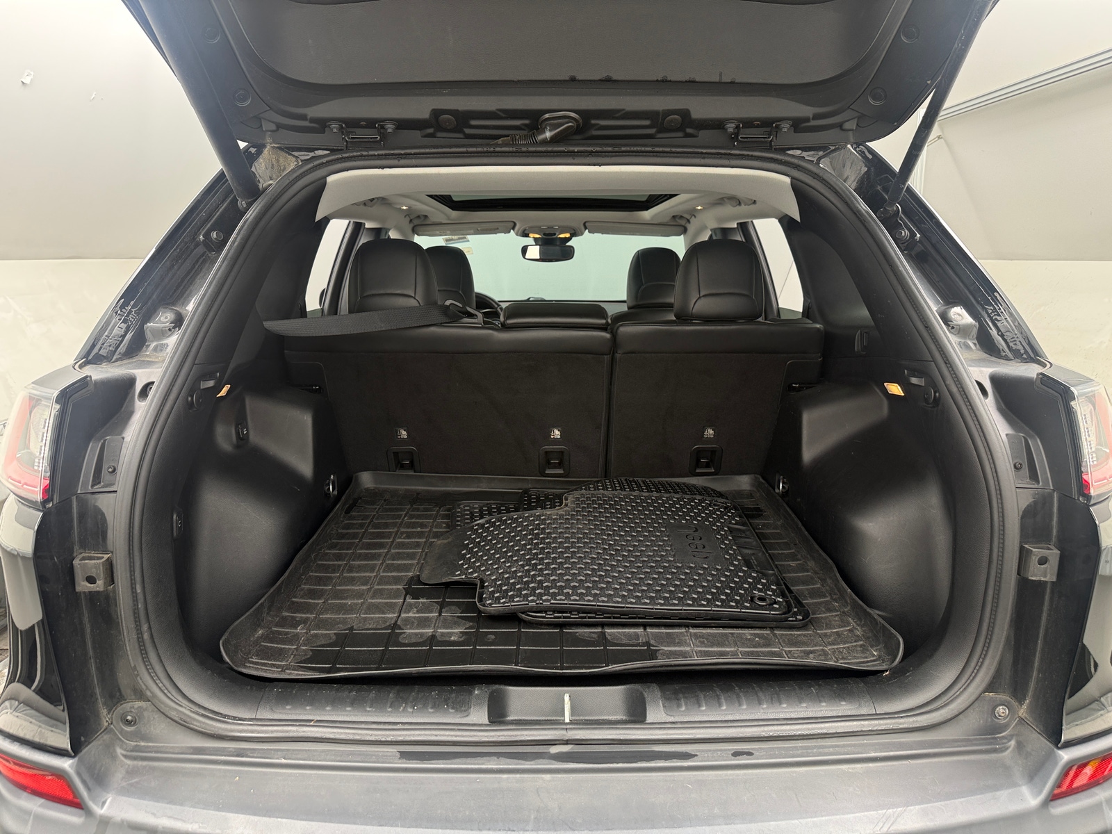 Thumbnail: 2019 Jeep Cherokee - 6