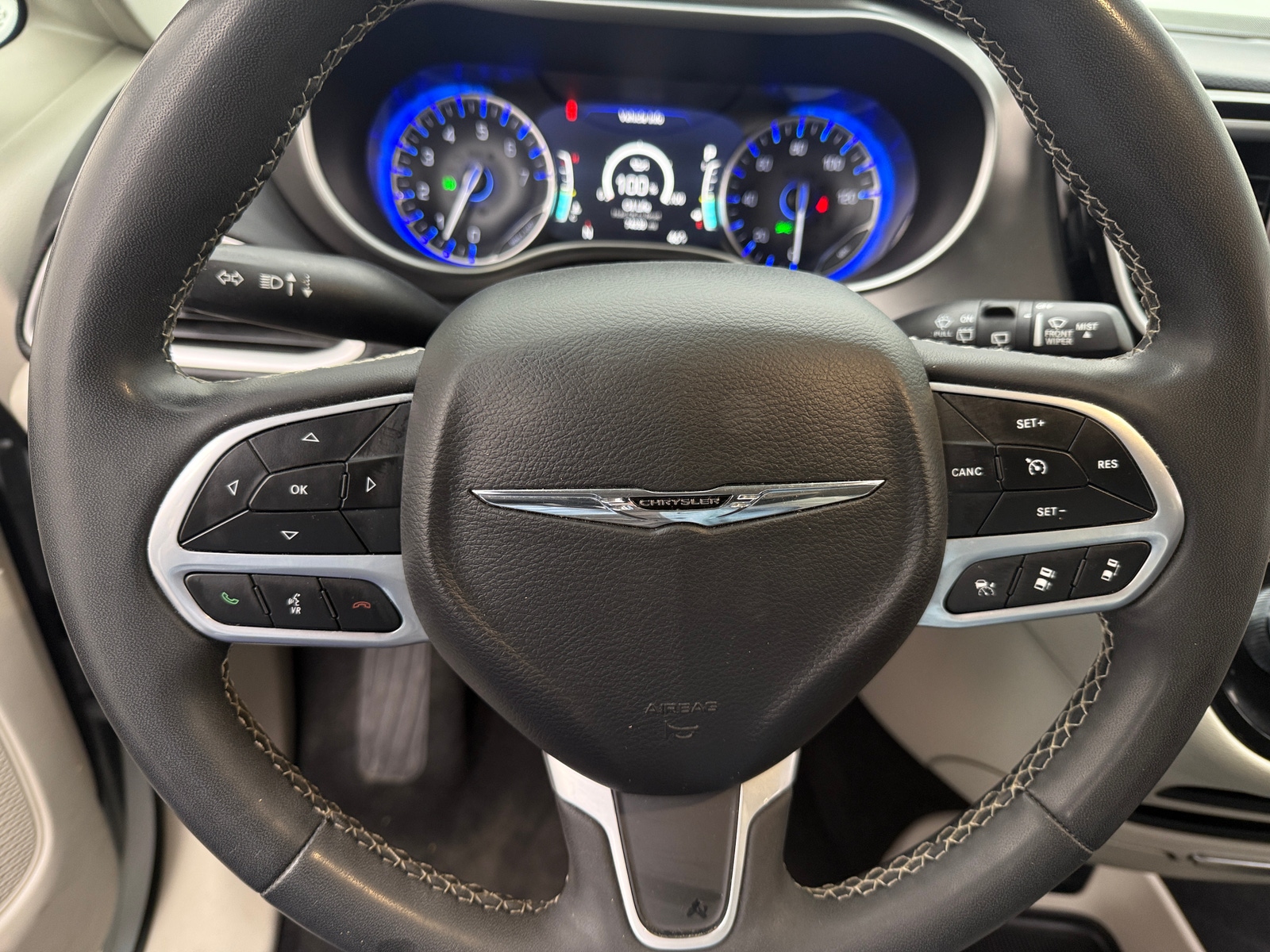 Thumbnail: 2023 Chrysler Pacifica - 4