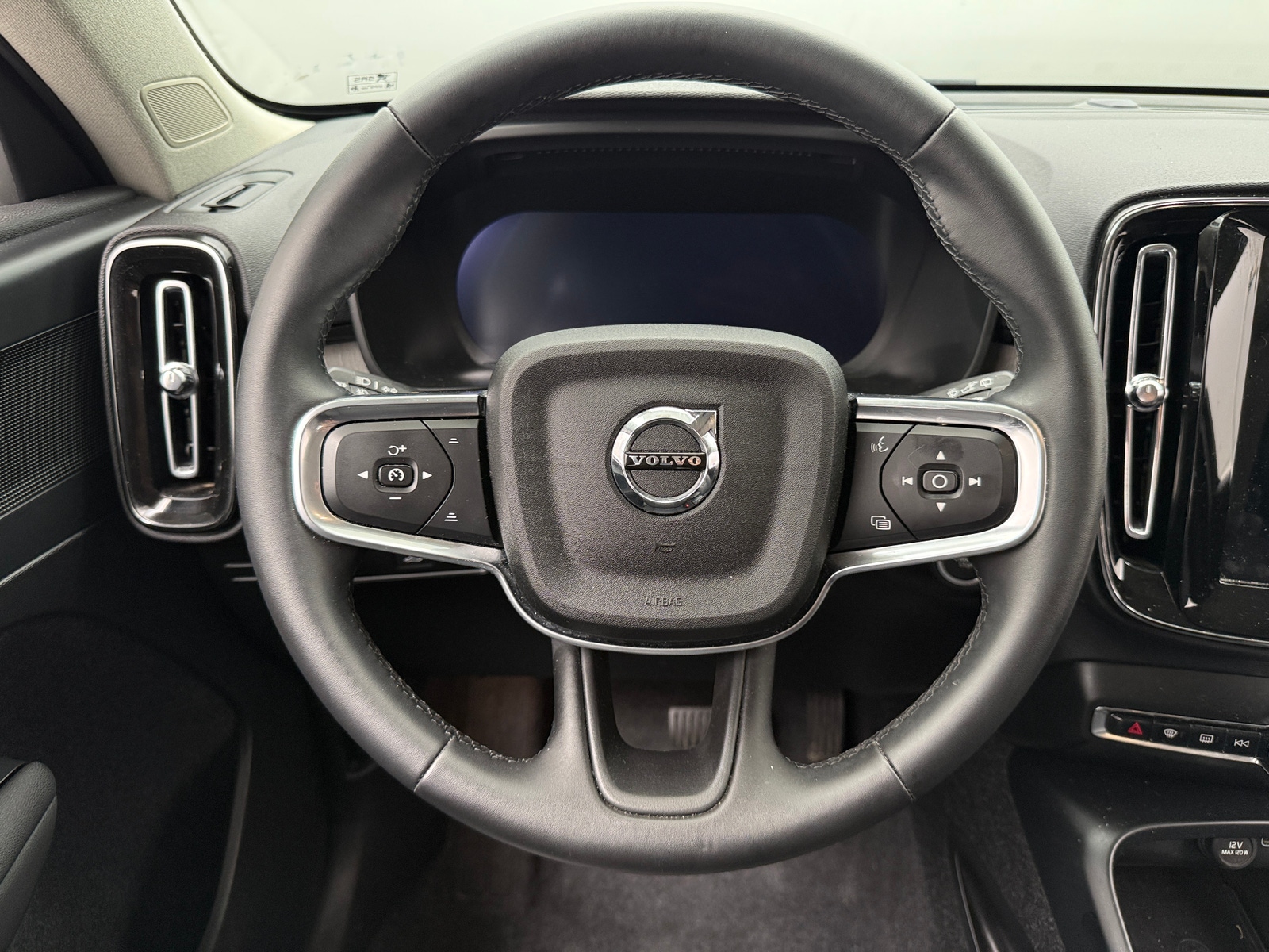 Thumbnail: 2025 Volvo XC40 - 4