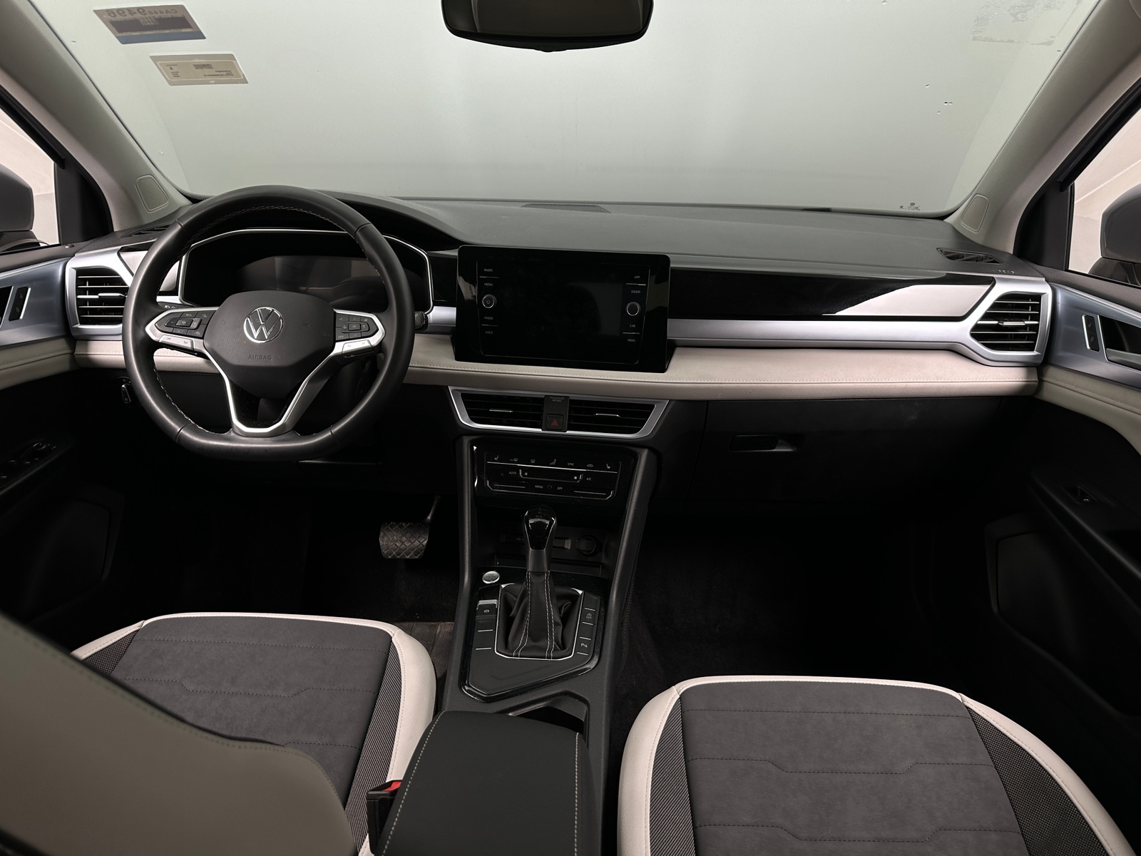 Thumbnail: 2025 Volkswagen Taos - 3