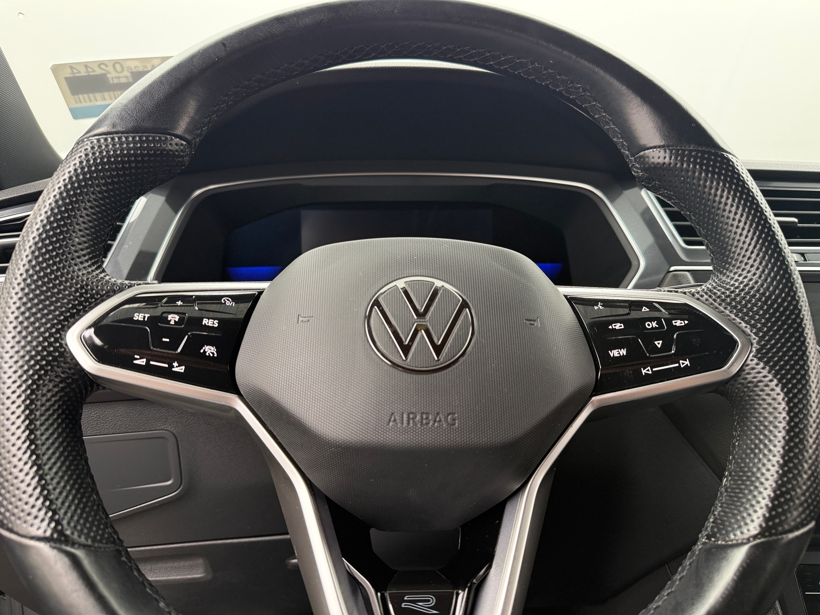 Thumbnail: 2022 Volkswagen Tiguan - 4