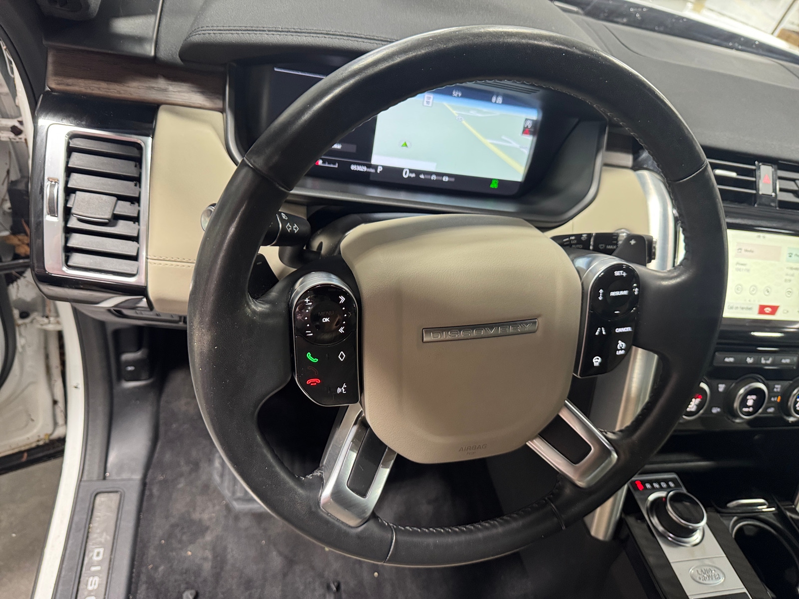 Thumbnail: 2020 Land Rover Discovery - 4