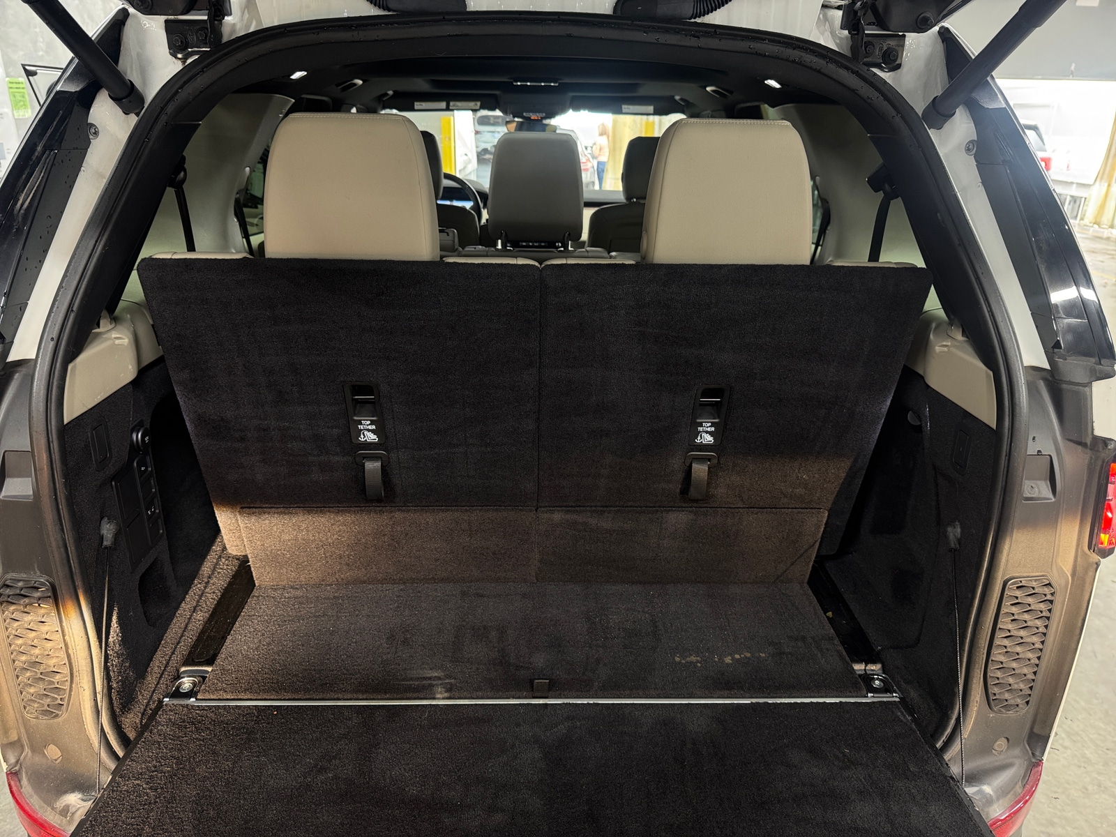 Thumbnail: 2020 Land Rover Discovery - 6