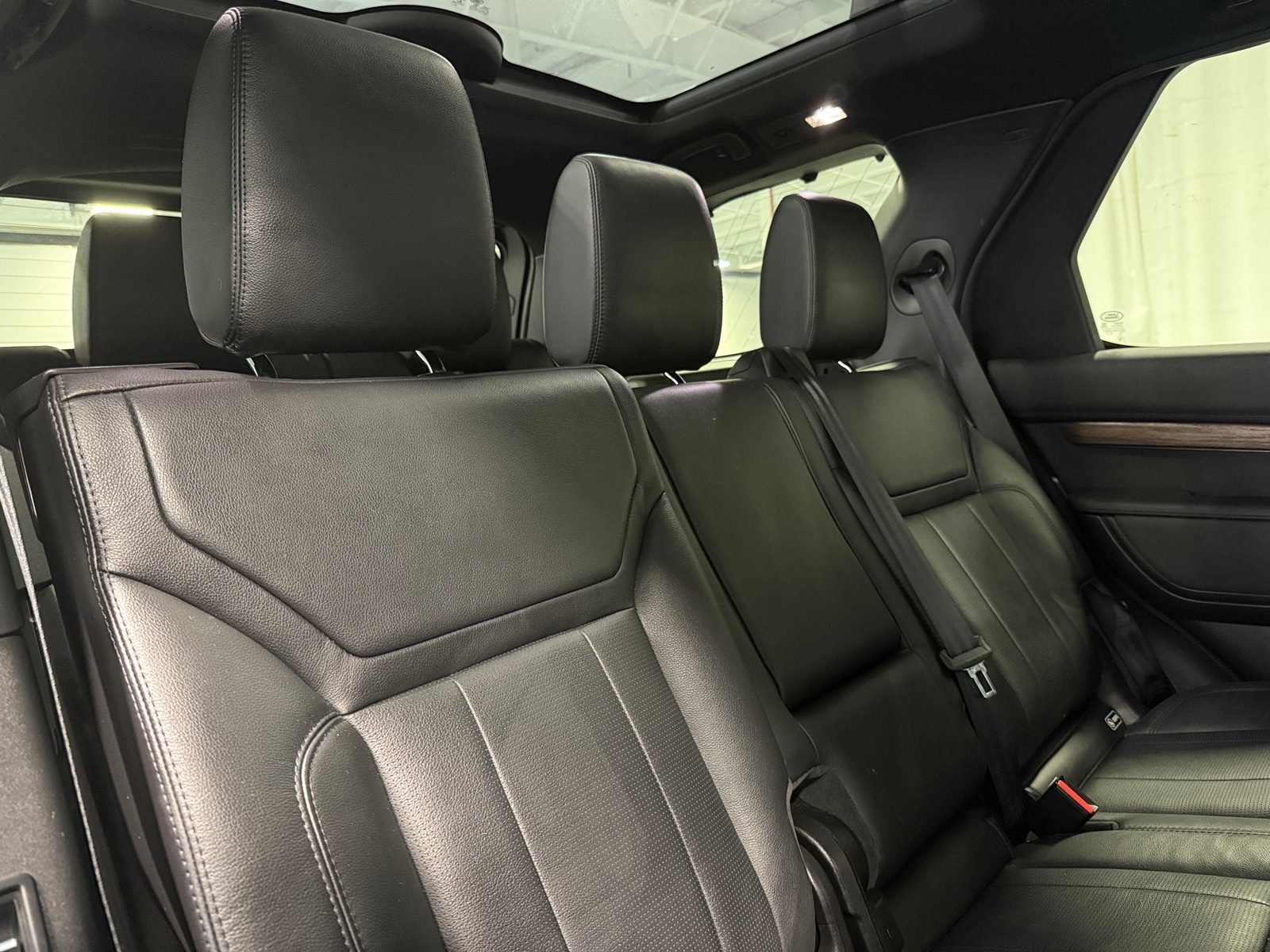 Thumbnail: 2020 Land Rover Discovery - 5