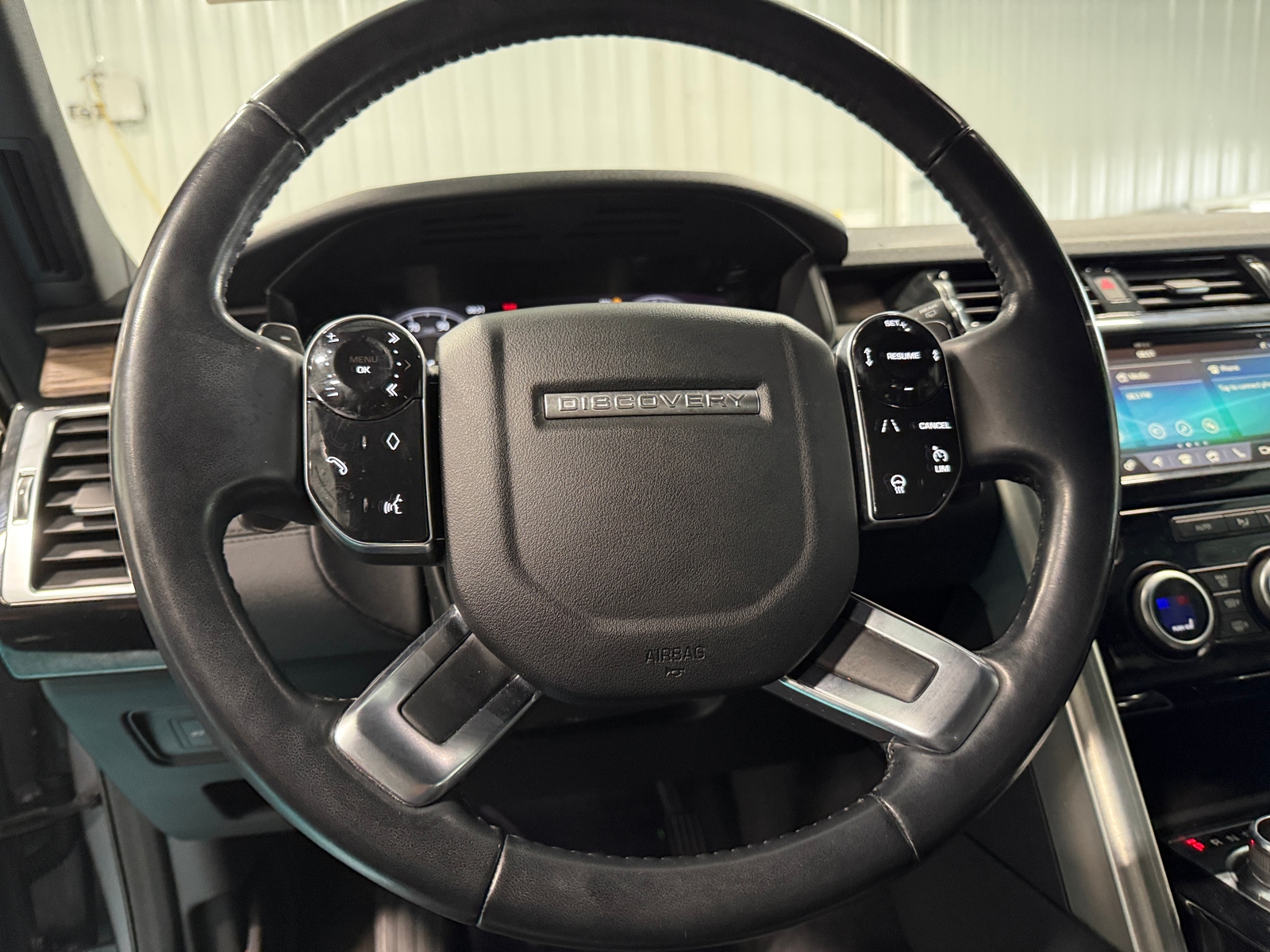 Thumbnail: 2020 Land Rover Discovery - 4