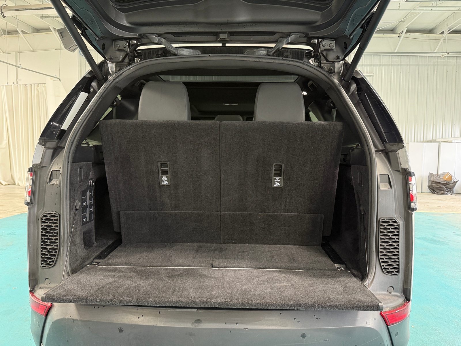 Thumbnail: 2020 Land Rover Discovery - 6