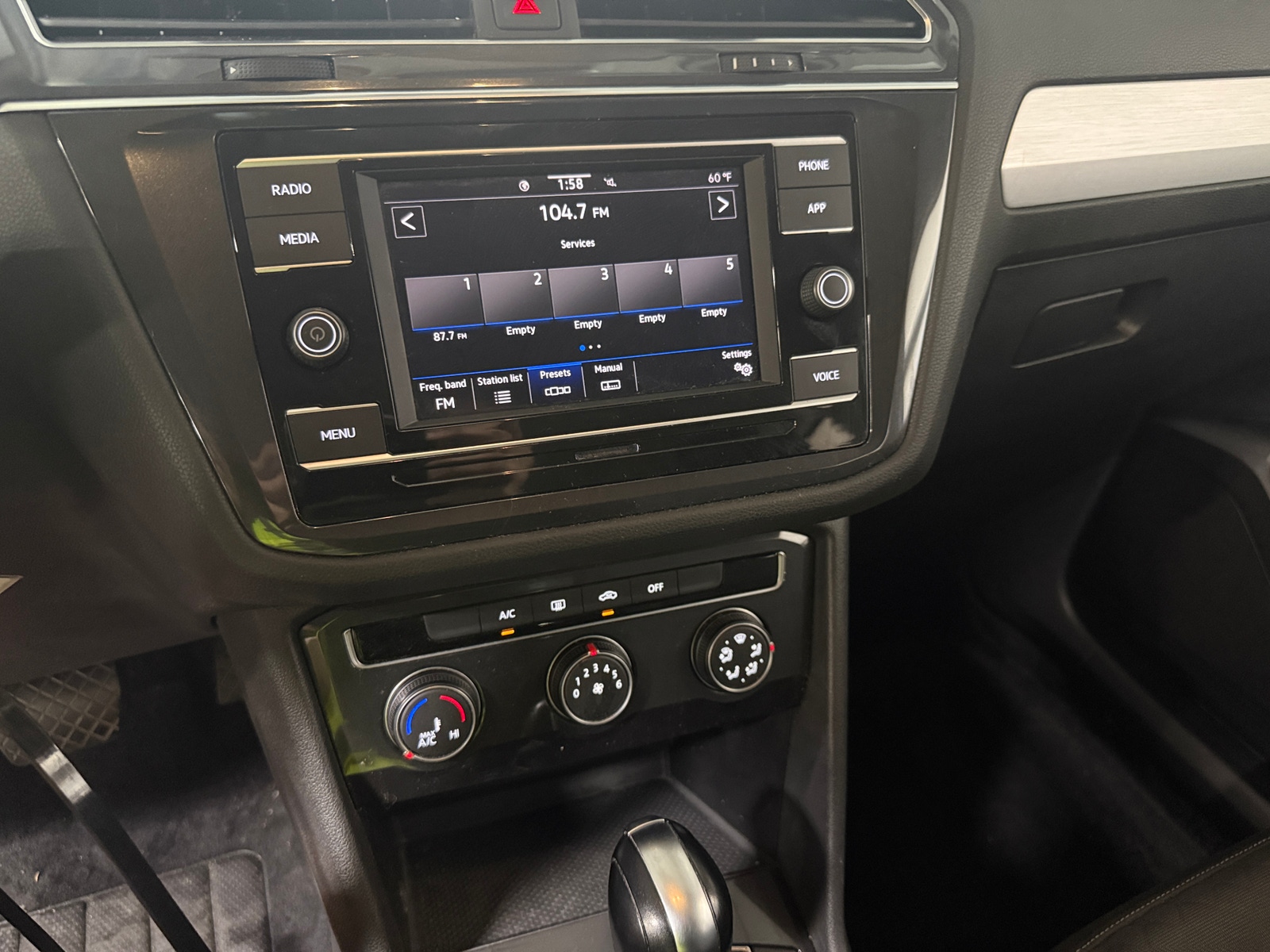 Thumbnail: 2021 Volkswagen Tiguan - 4