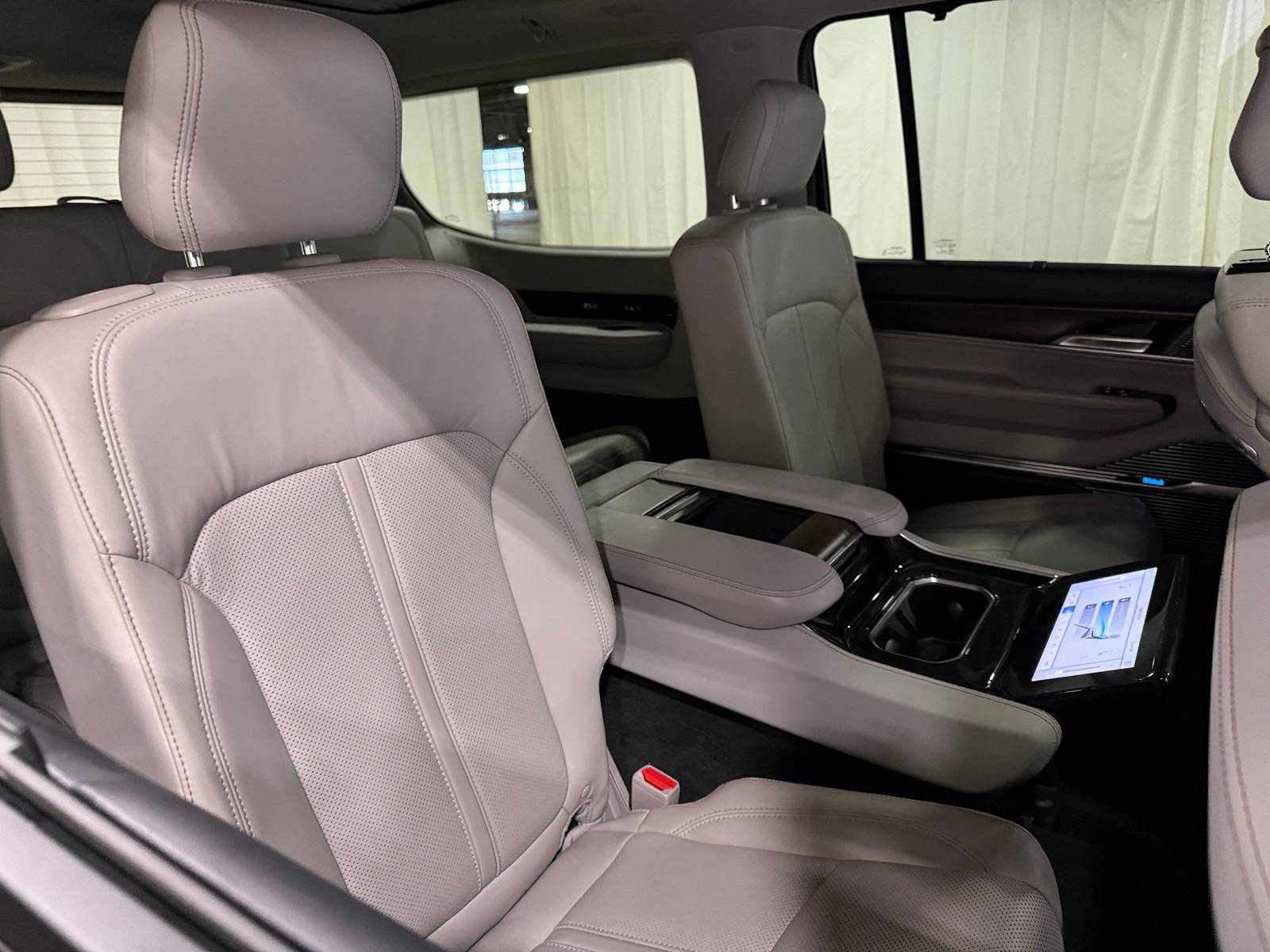 Thumbnail: 2022 Jeep Grand Wagoneer - 5