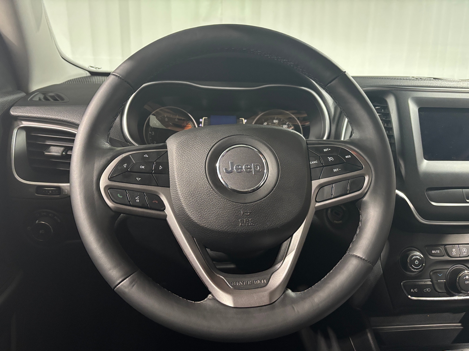 Thumbnail: 2019 Jeep Cherokee - 5