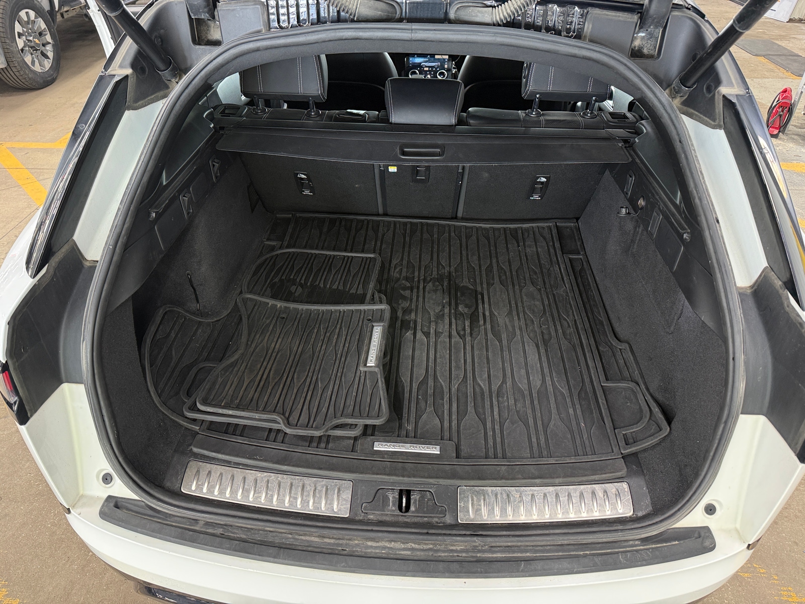 Thumbnail: 2021 Land Rover Range Rover Velar - 6