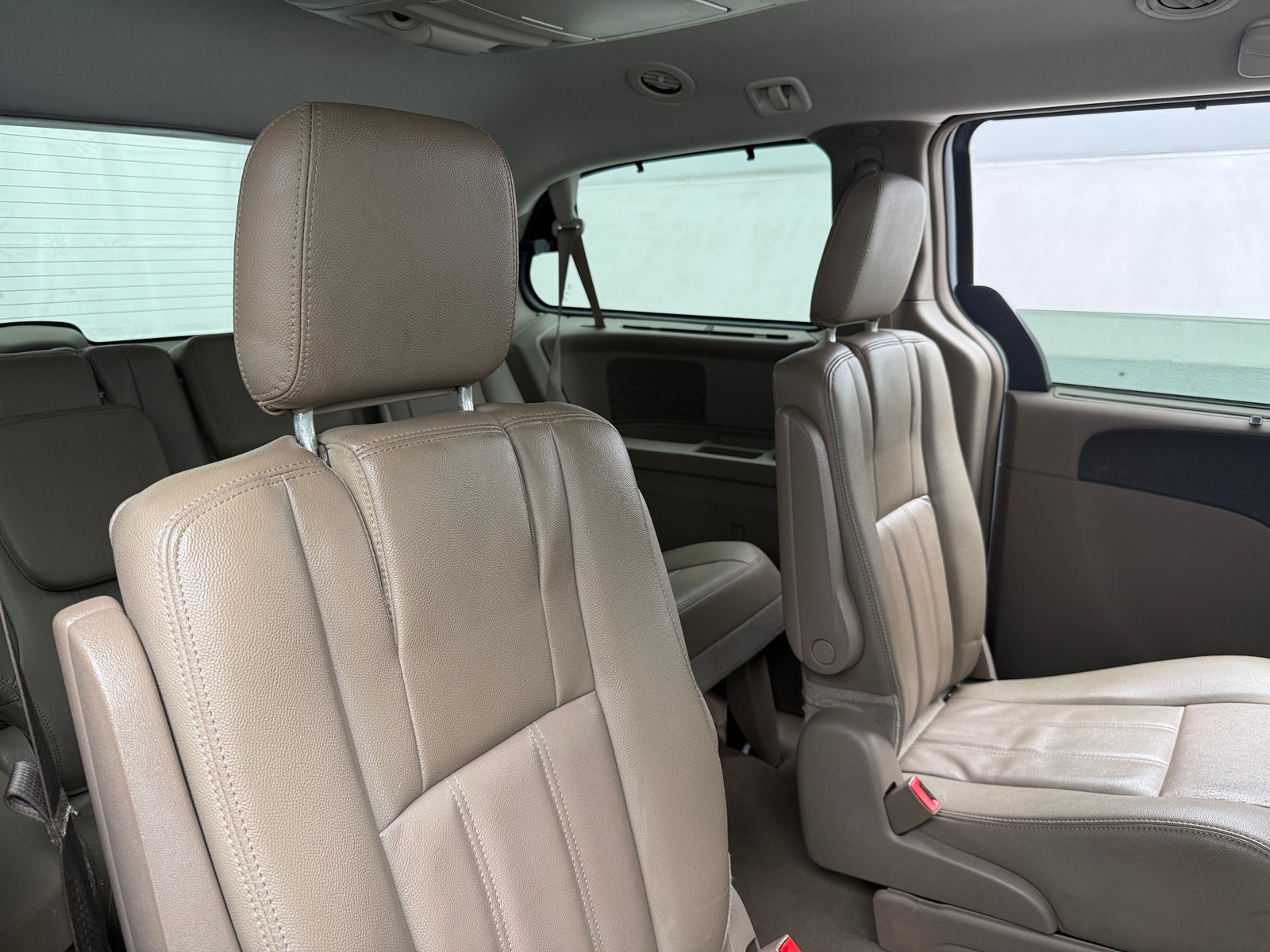 Thumbnail: 2016 Chrysler Town & Country - 5