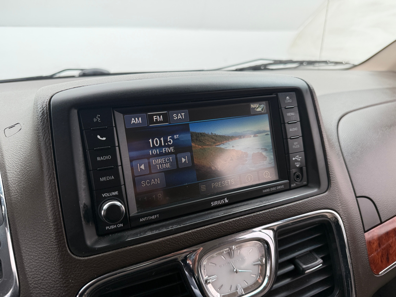 Thumbnail: 2016 Chrysler Town & Country - 3