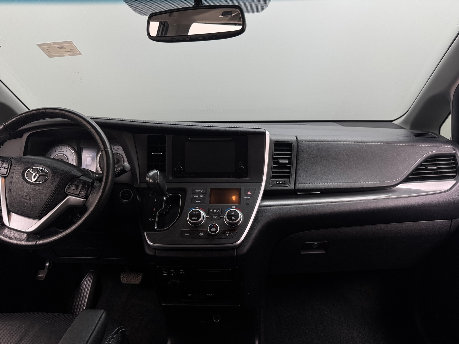 Thumbnail: 2017 Toyota Sienna - 2