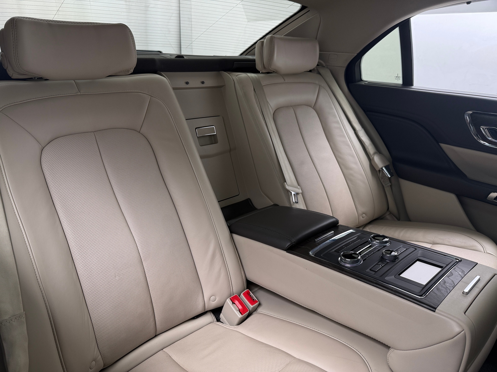 Thumbnail: 2018 Lincoln Continental - 5