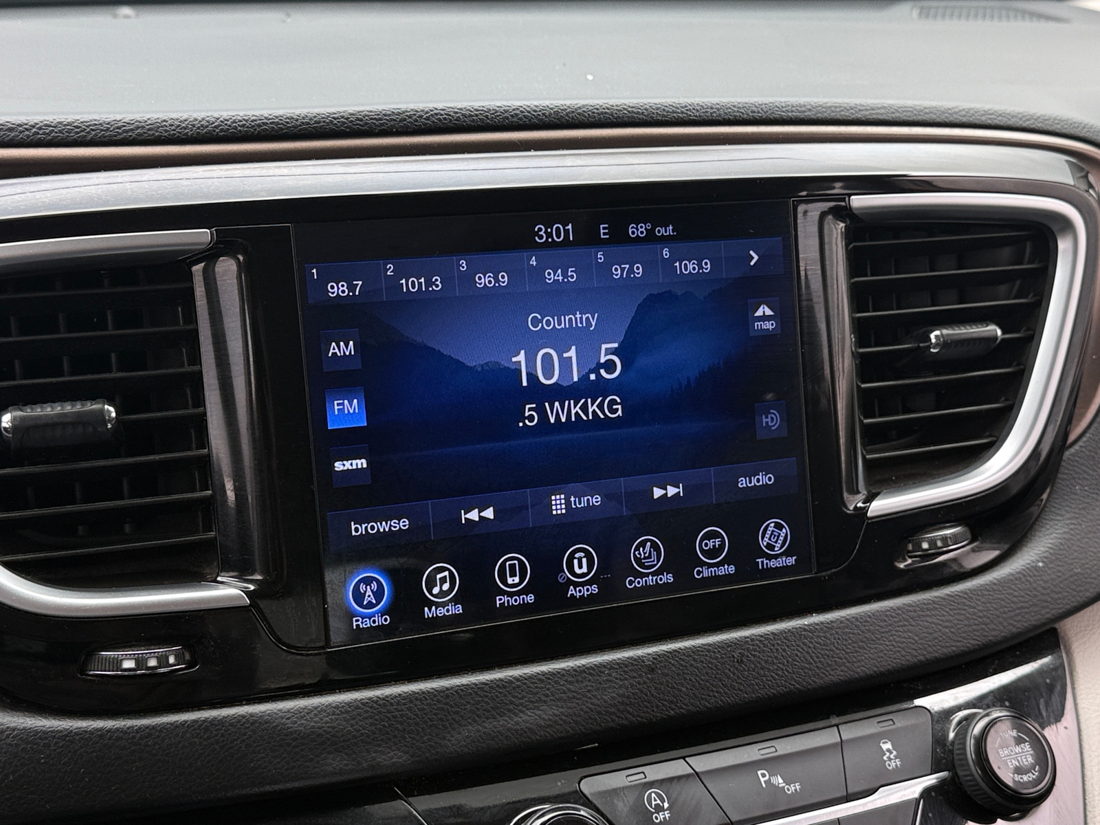 Thumbnail: 2017 Chrysler Pacifica - 3