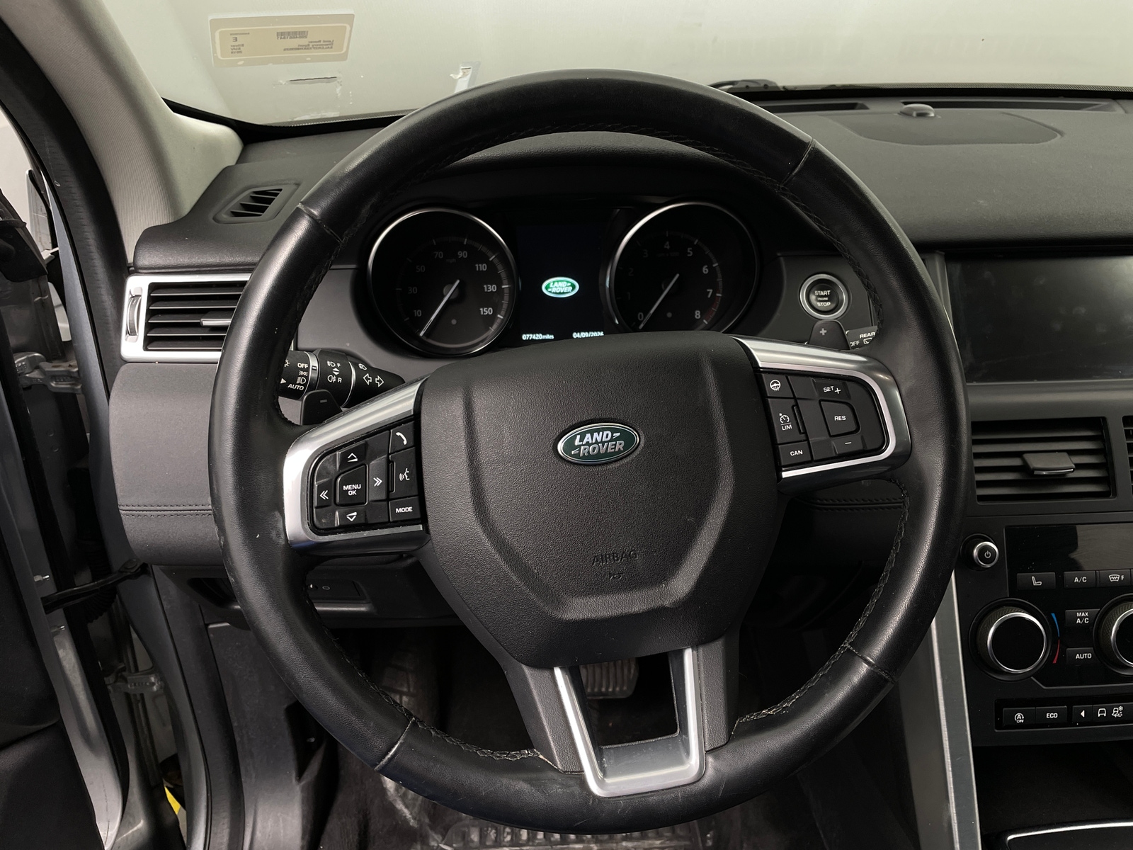 Thumbnail: 2019 Land Rover Discovery Sport - 4