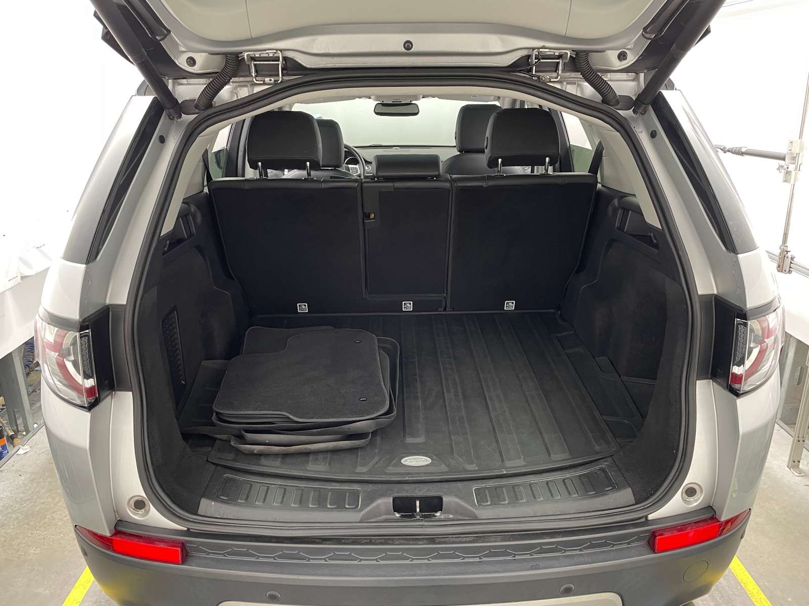 Thumbnail: 2019 Land Rover Discovery Sport - 6