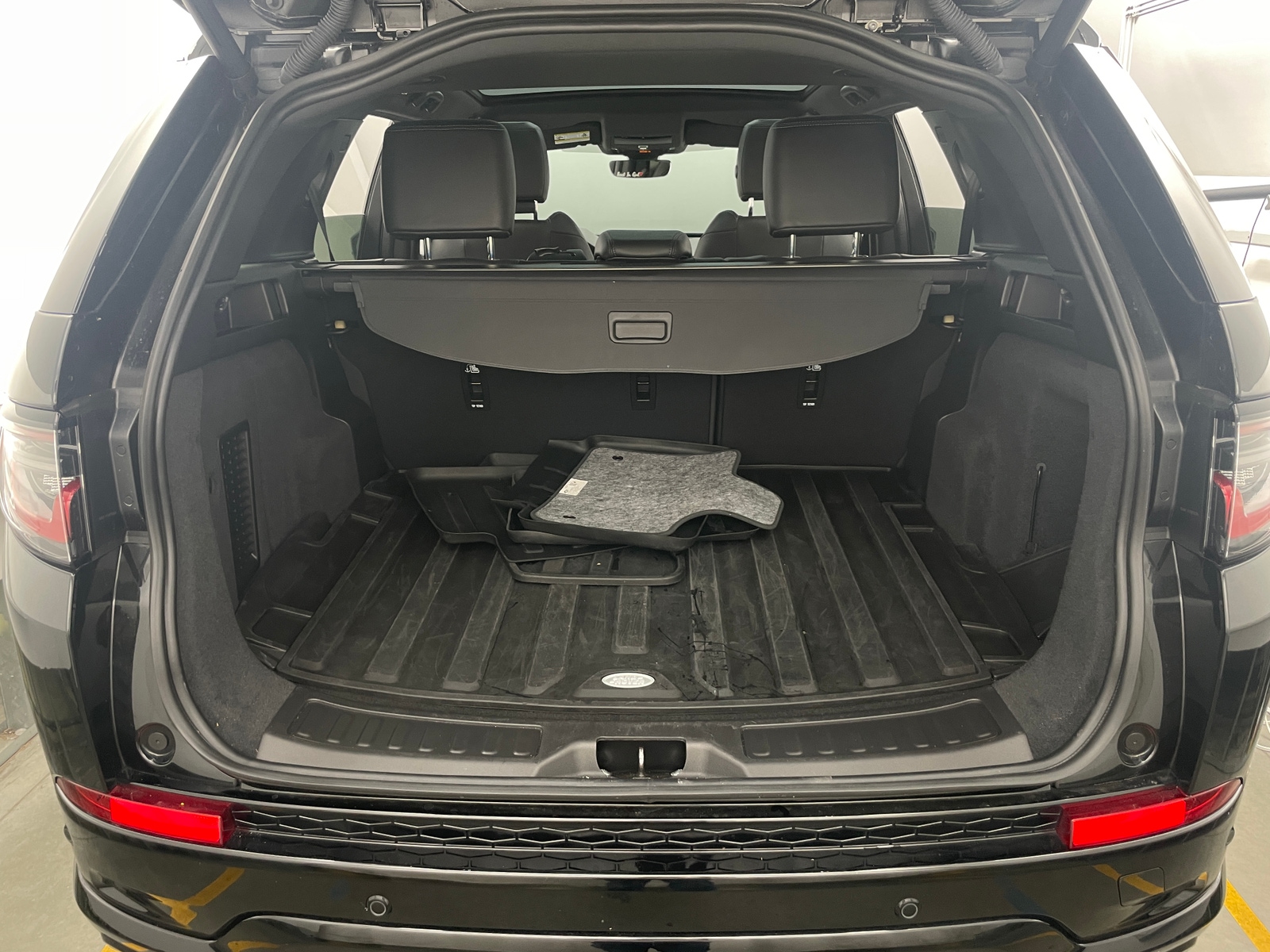 Thumbnail: 2024 Land Rover Discovery Sport - 6