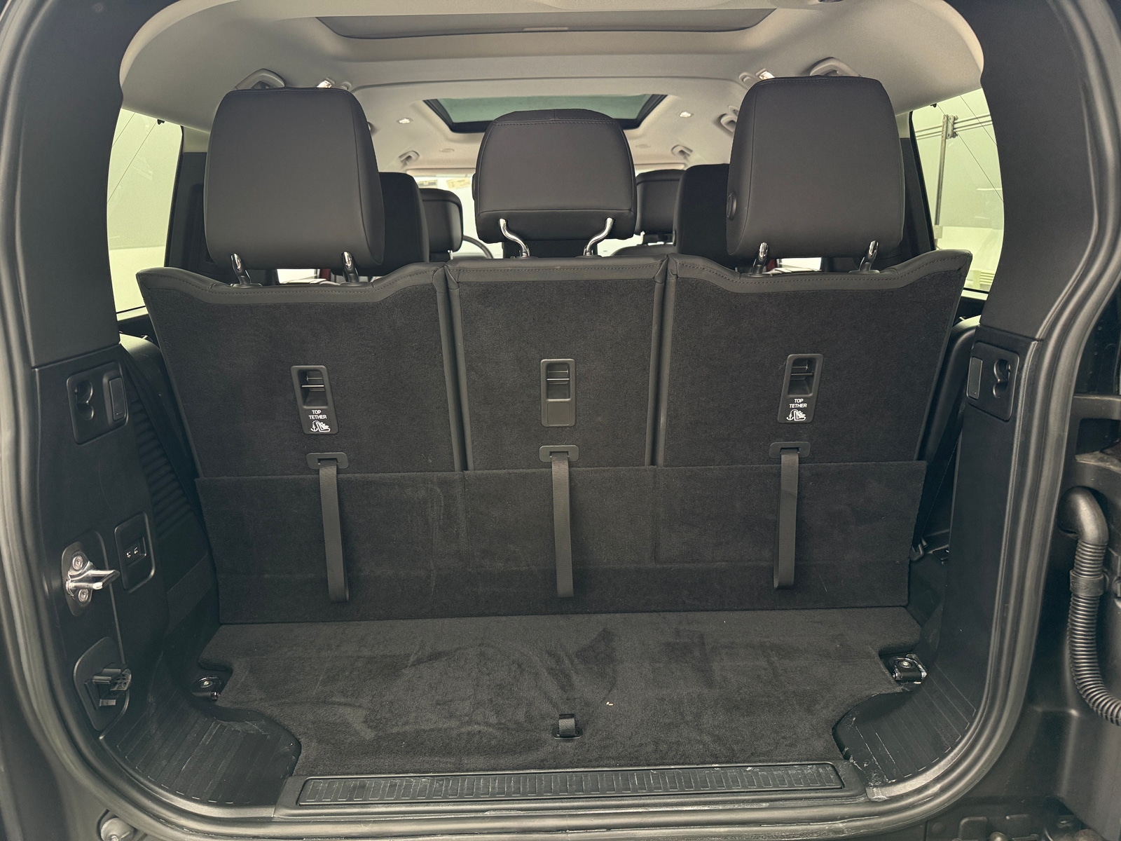 Thumbnail: 2023 Land Rover Defender - 6