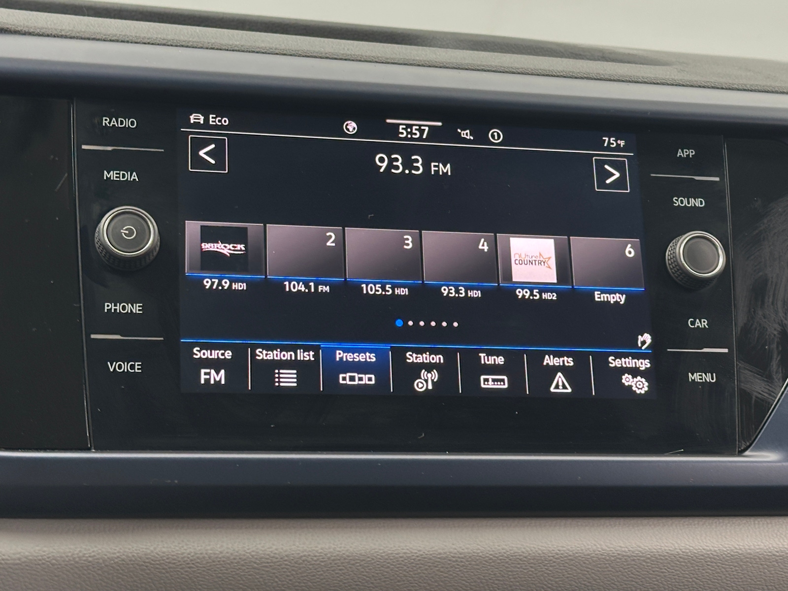 Thumbnail: 2022 Volkswagen Taos - 4