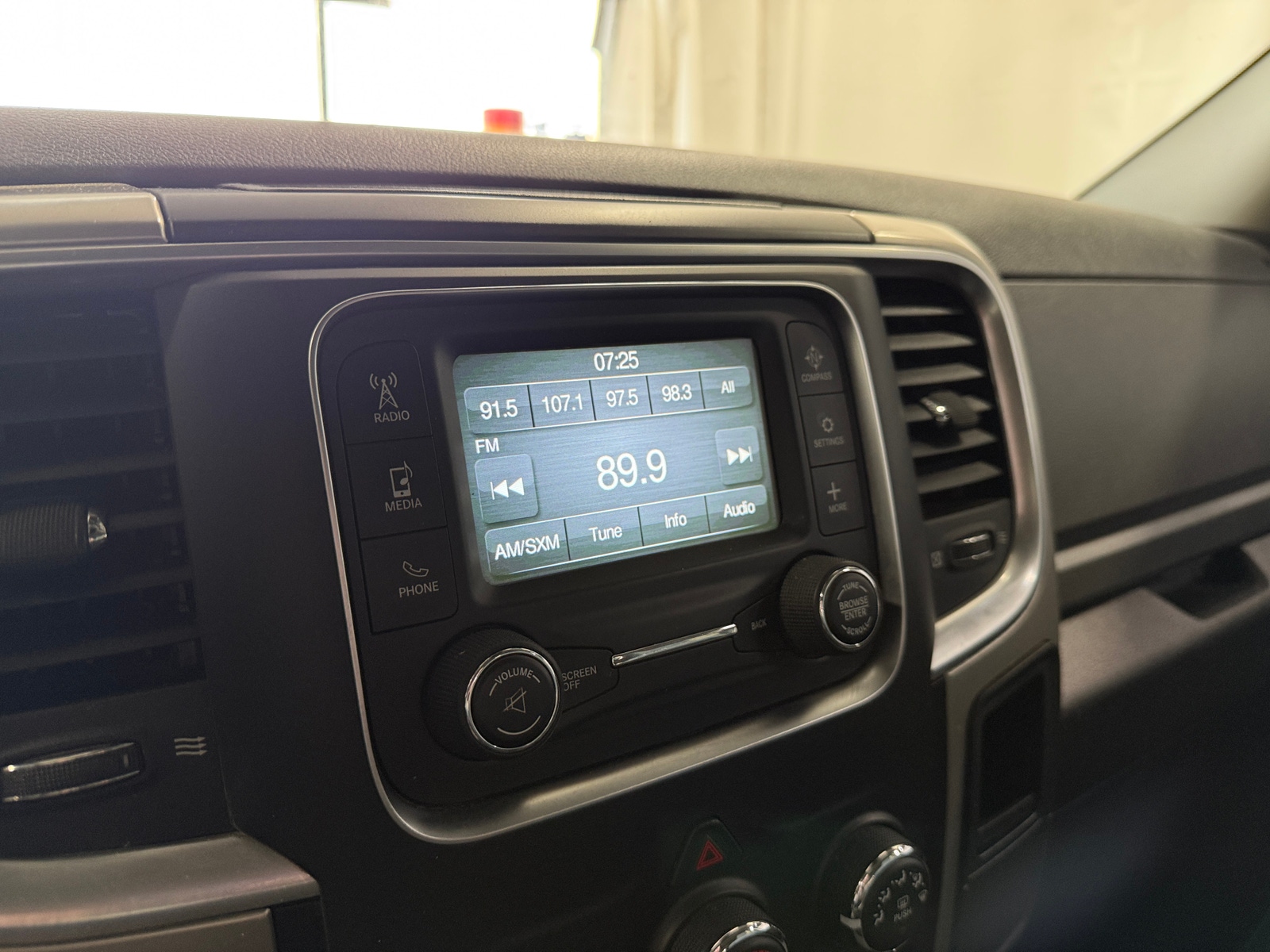 Thumbnail: 2019 RAM 1500 Classic - 4