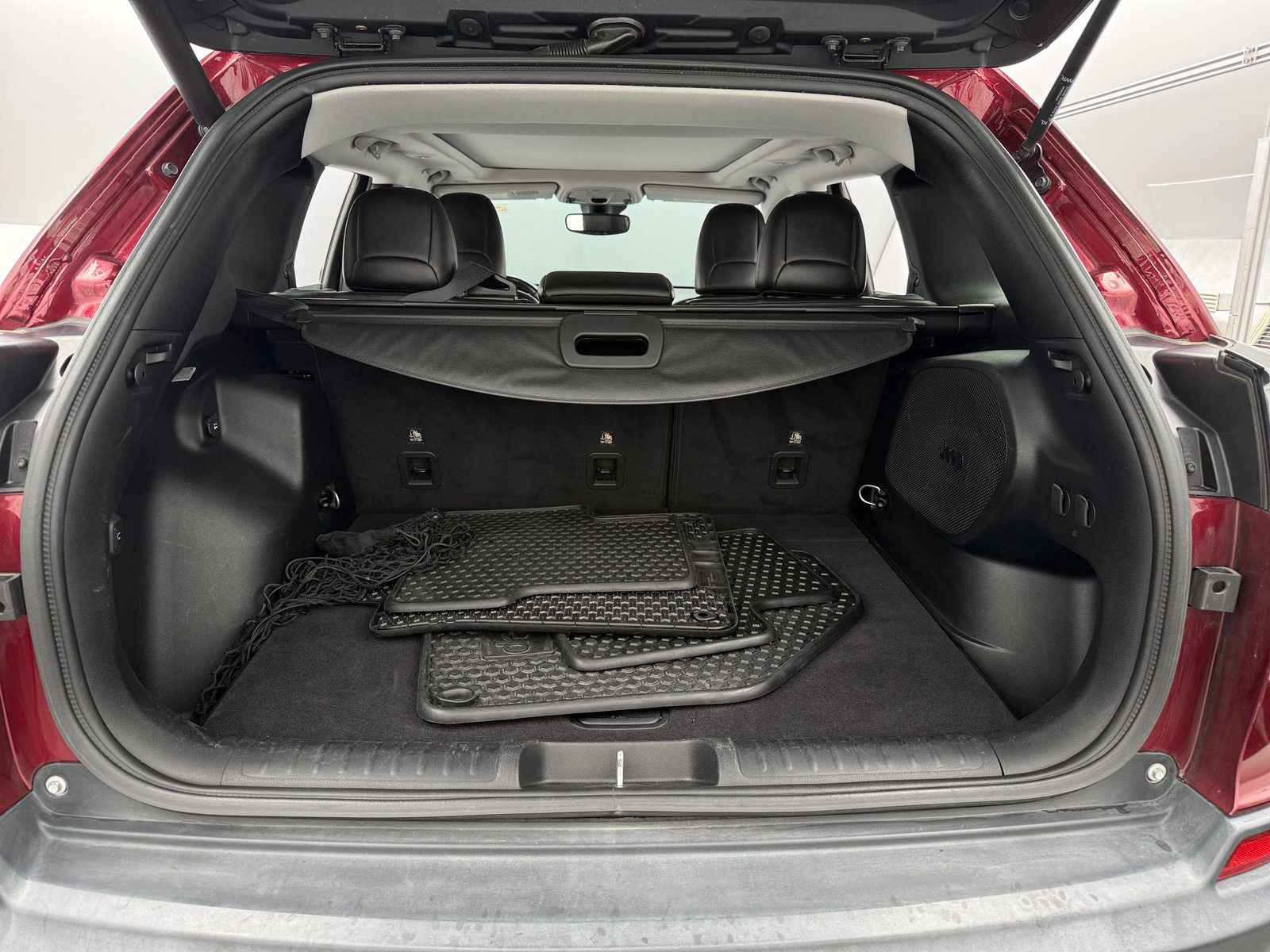 Thumbnail: 2019 Jeep Cherokee - 6