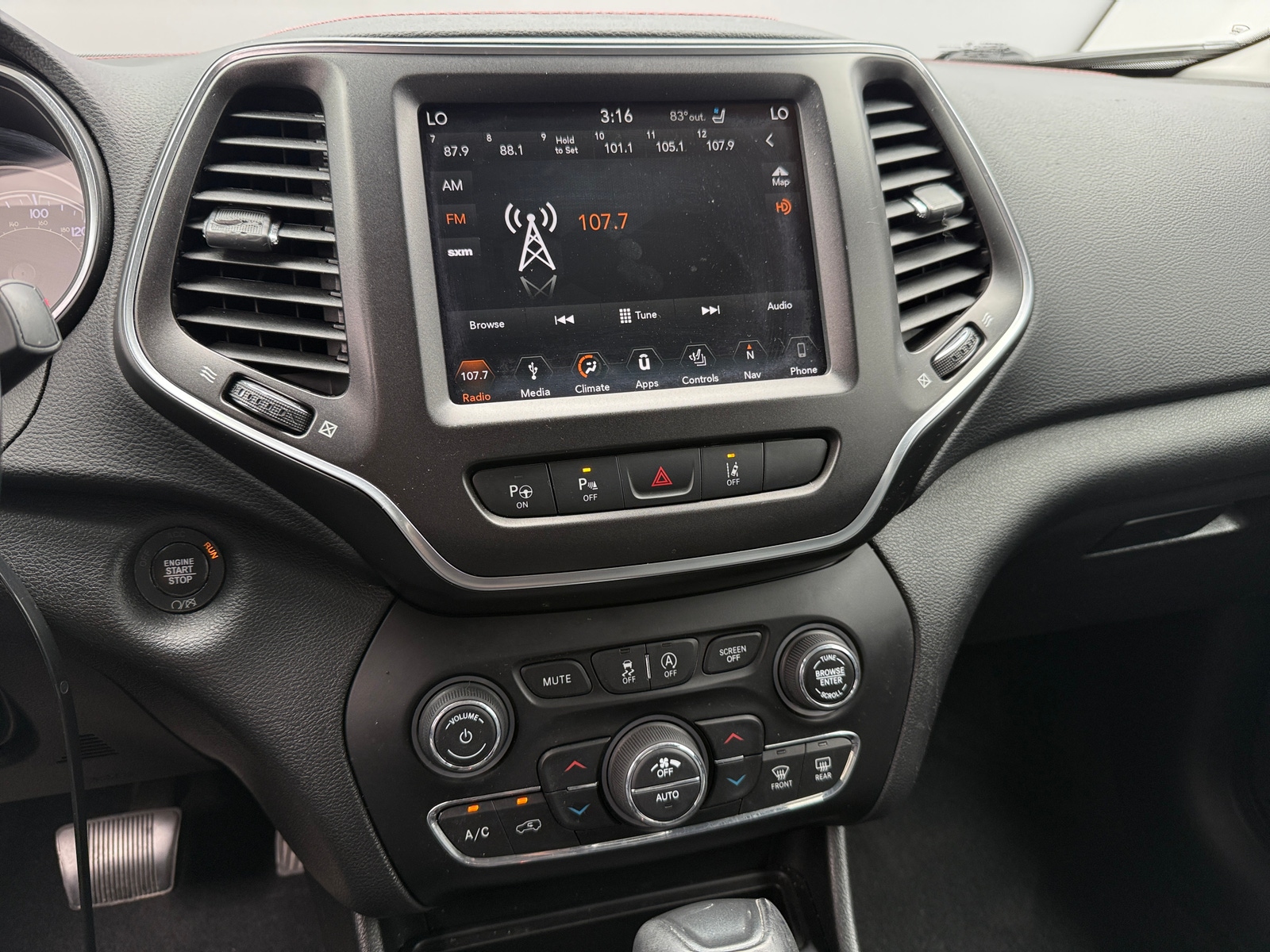 Thumbnail: 2019 Jeep Cherokee - 3