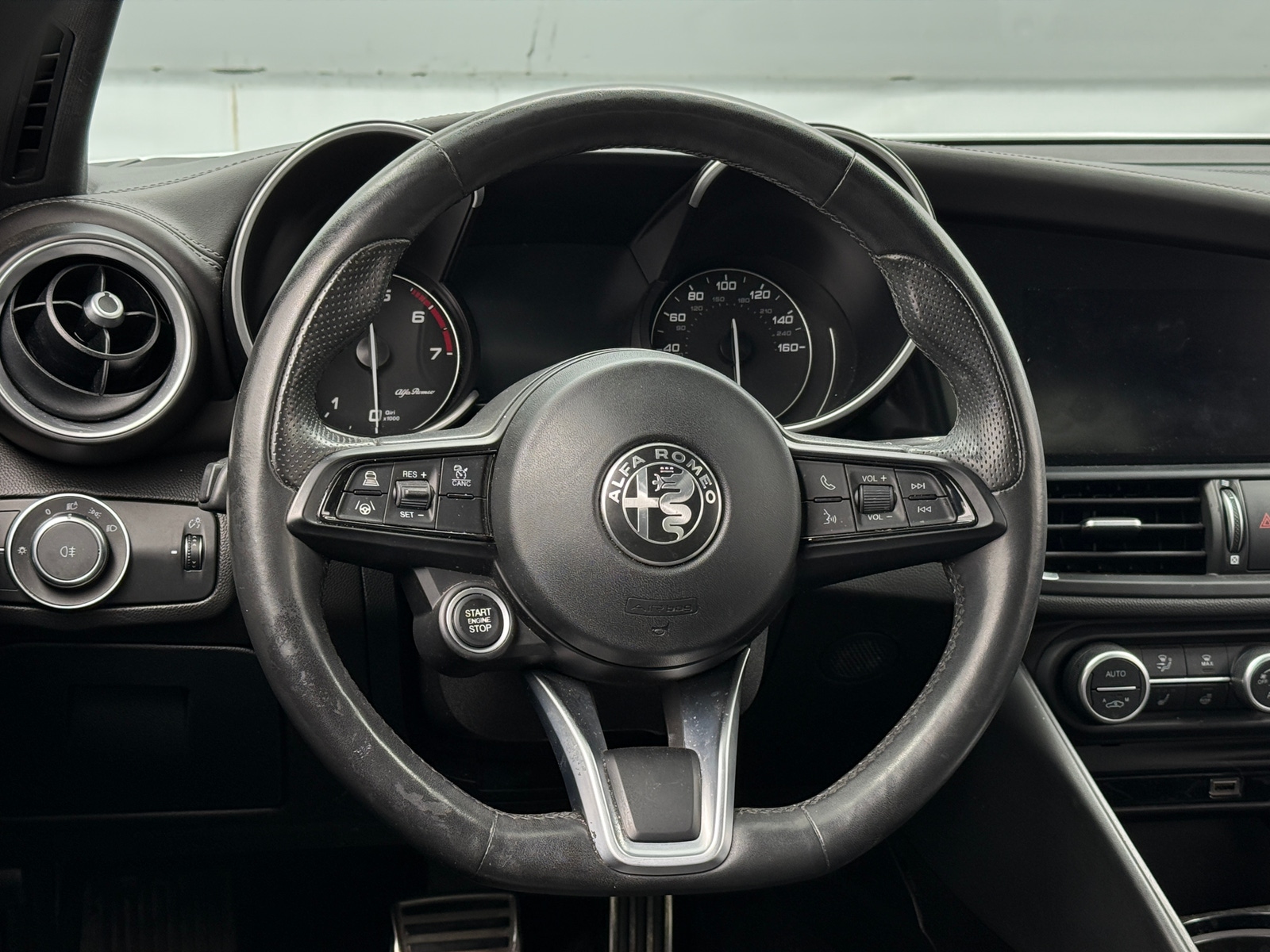 Thumbnail: 2023 Alfa Romeo Giulia - 4