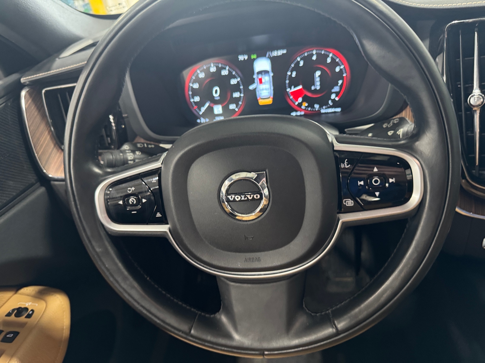 Thumbnail: 2019 Volvo XC60 - 4