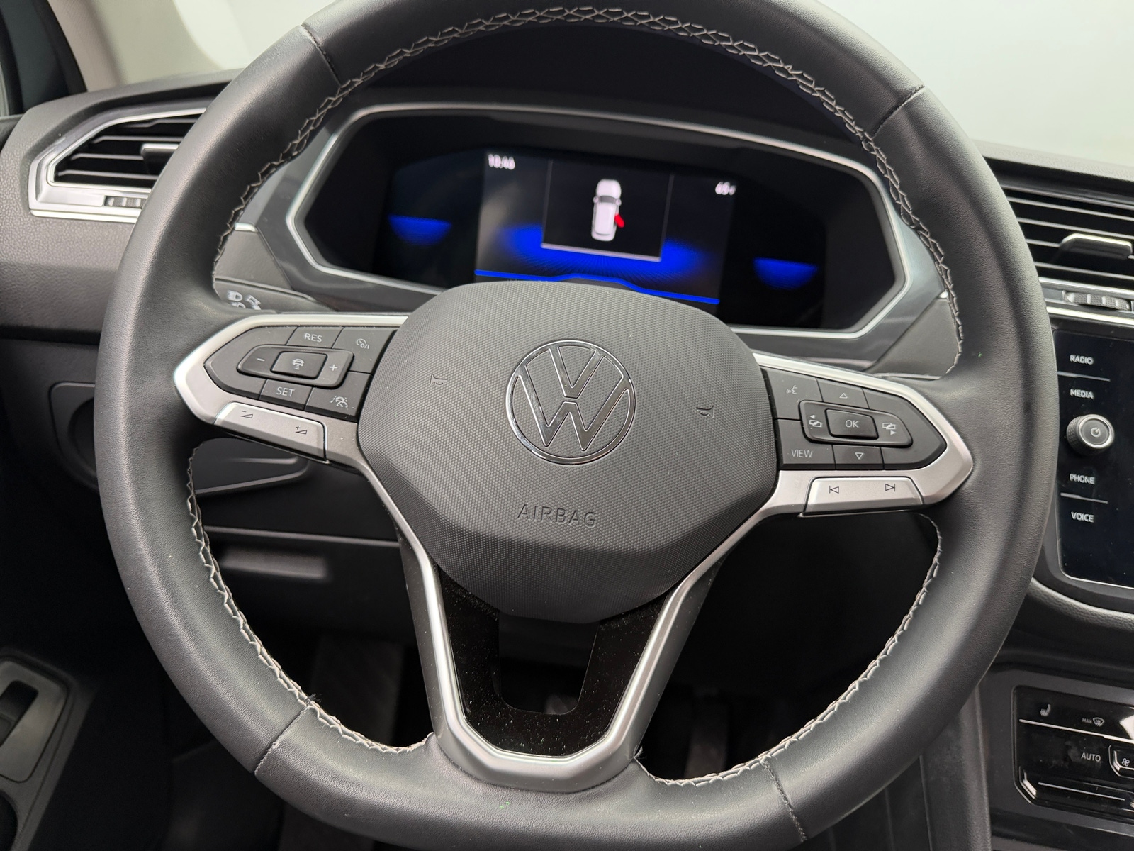 Thumbnail: 2022 Volkswagen Tiguan - 4