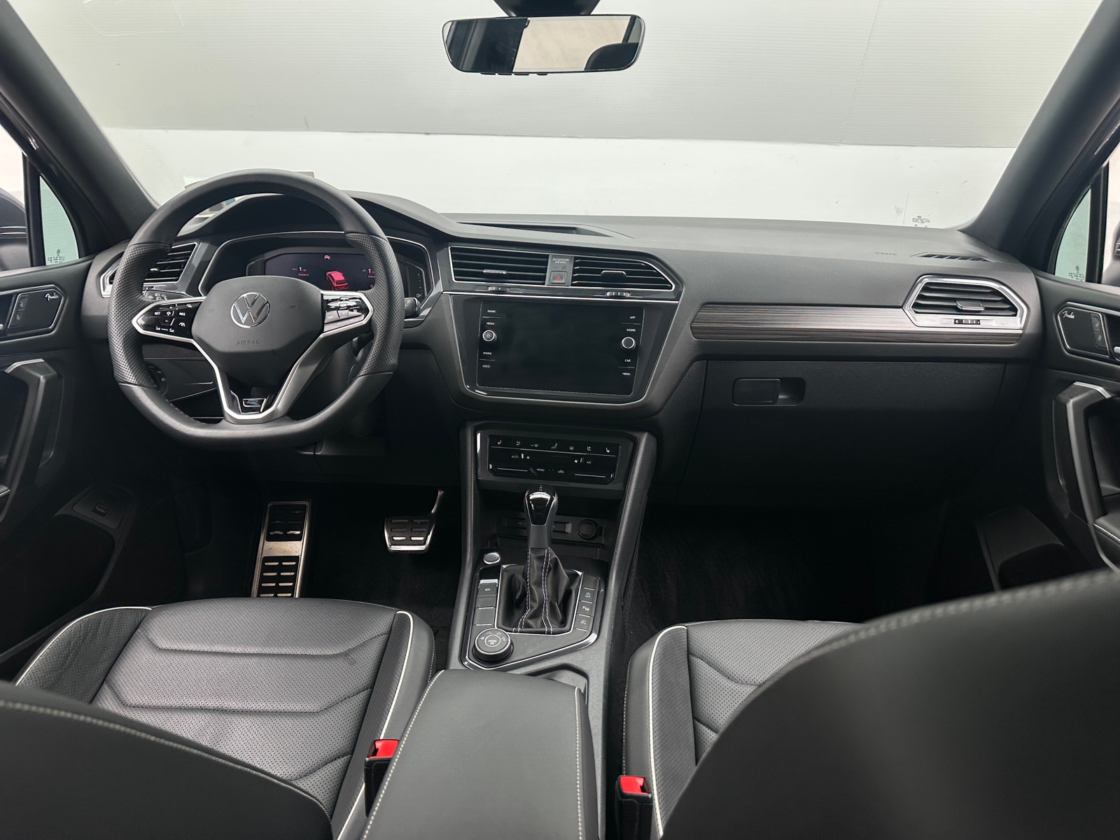 Thumbnail: 2023 Volkswagen Tiguan - 2