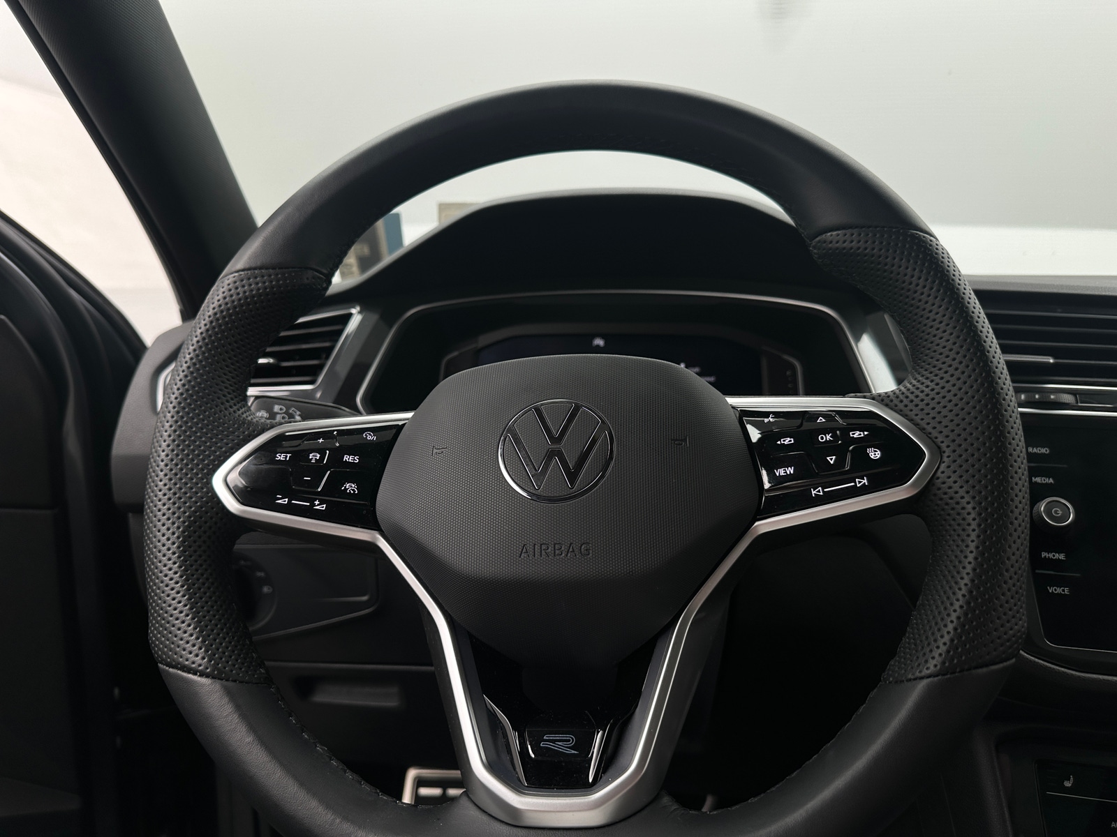 Thumbnail: 2023 Volkswagen Tiguan - 4