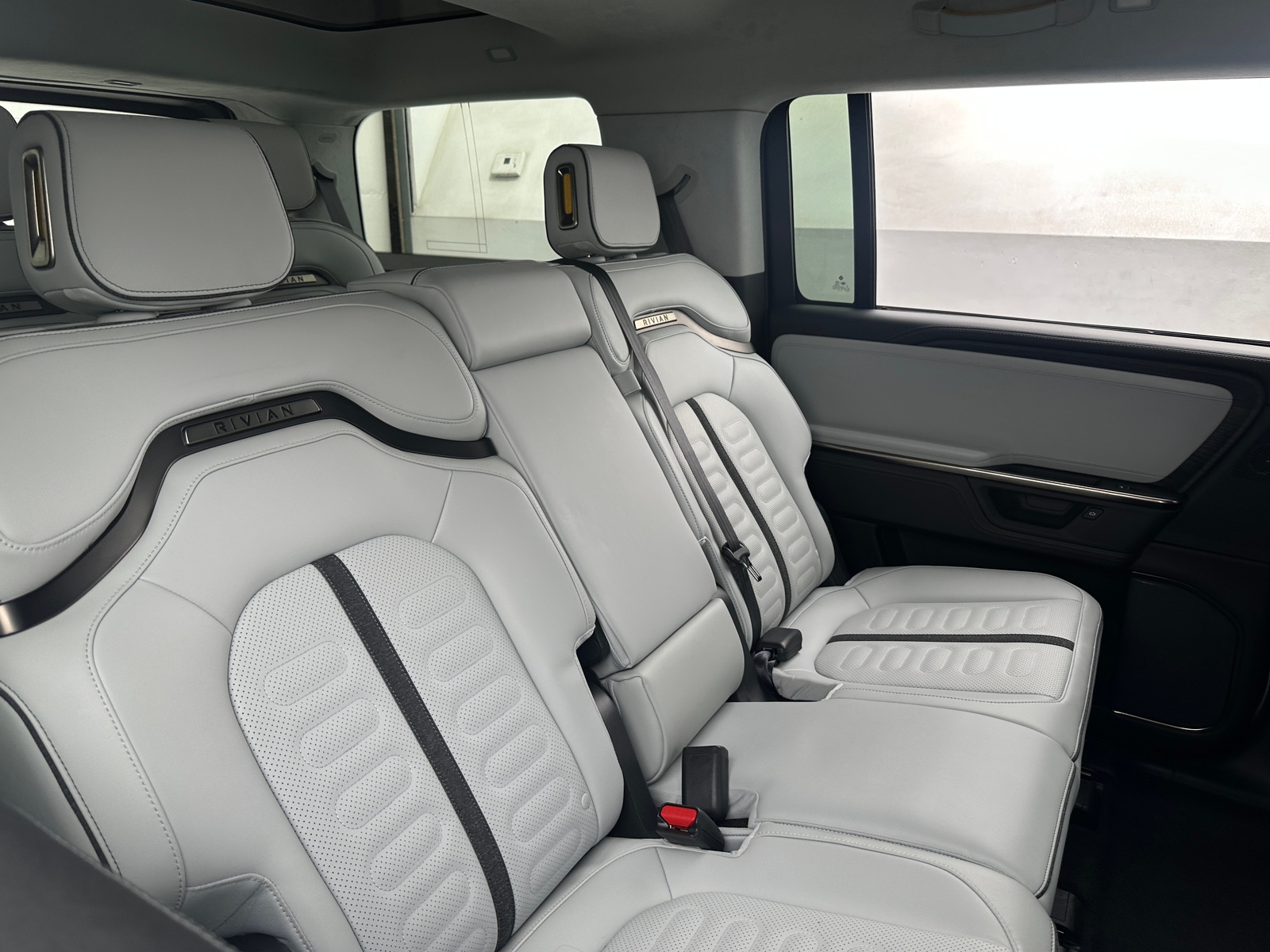 Thumbnail: 2025 Rivian R1S - 5