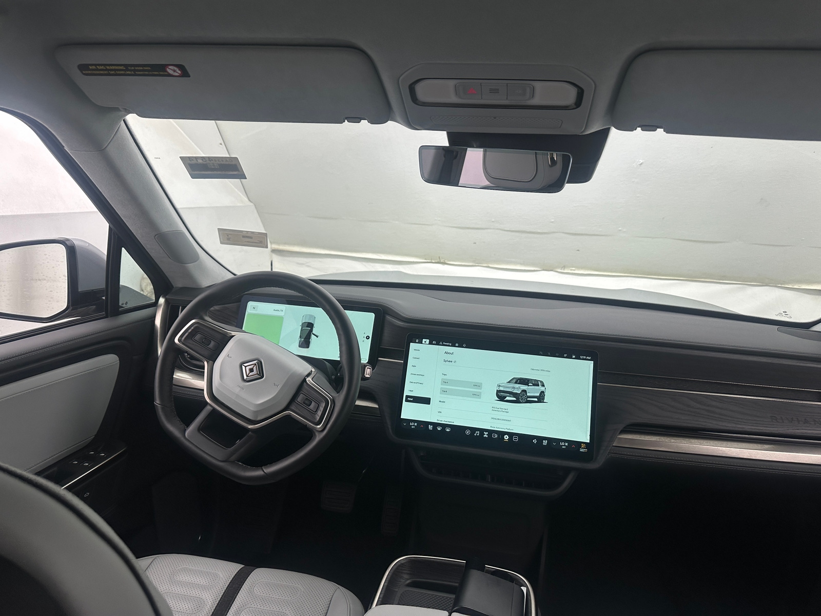 Thumbnail: 2025 Rivian R1S - 2