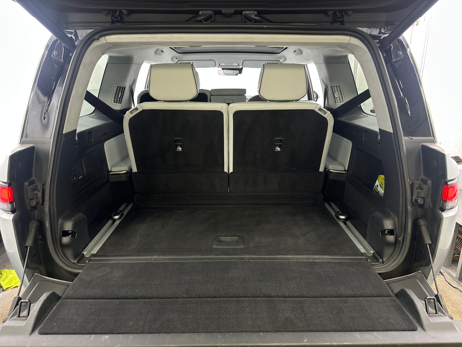 Thumbnail: 2025 Rivian R1S - 6