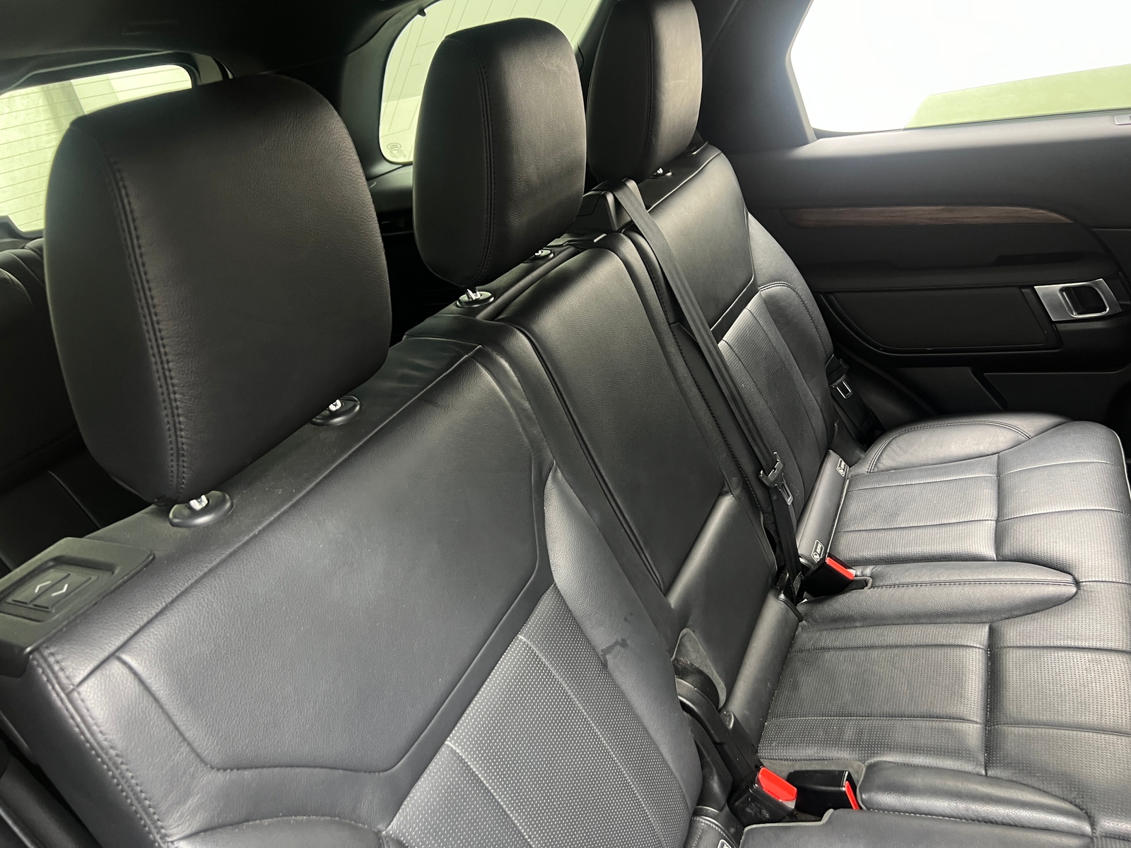 Thumbnail: 2019 Land Rover Discovery - 5