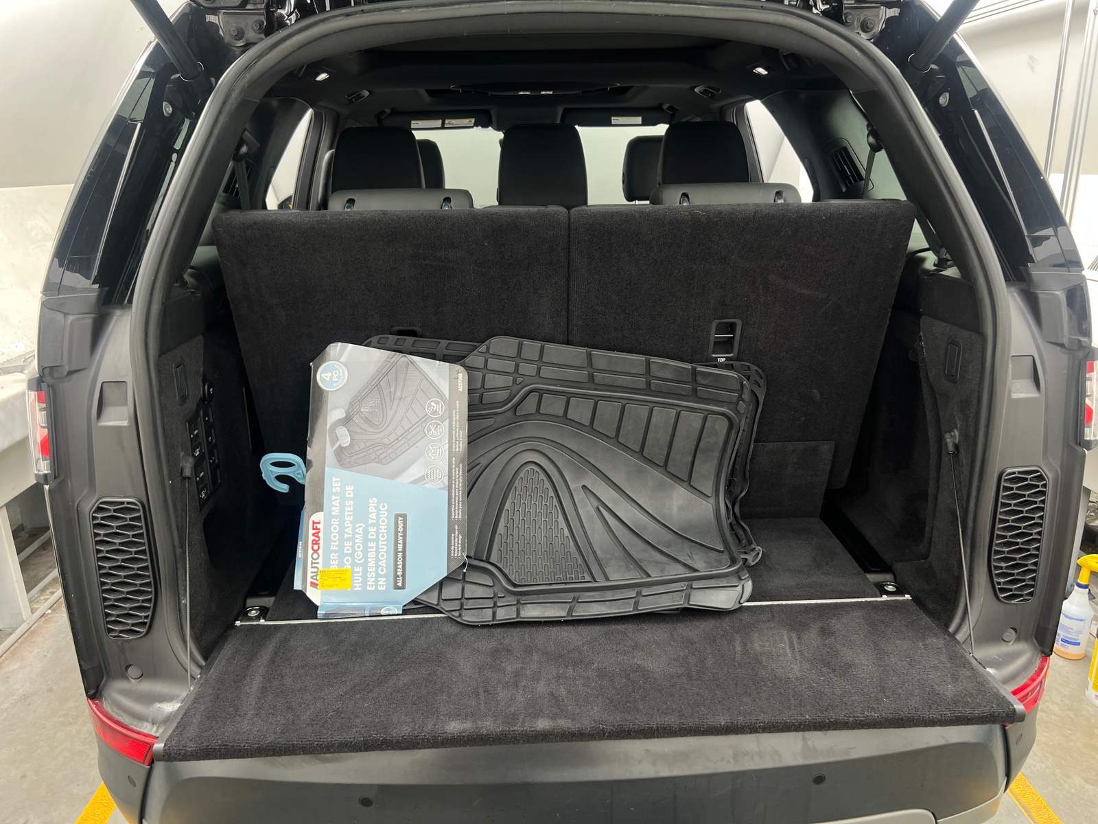 Thumbnail: 2019 Land Rover Discovery - 6