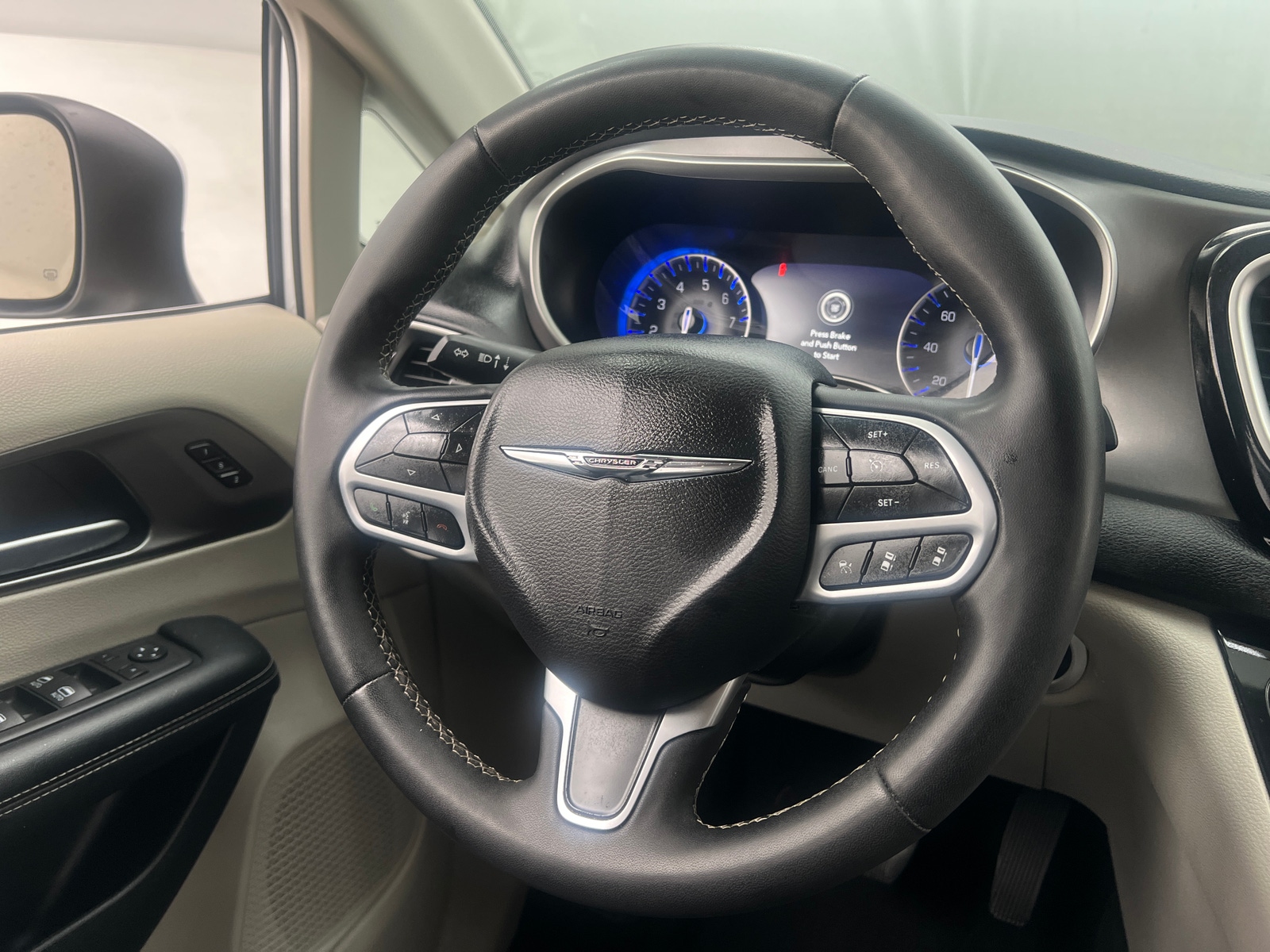 Thumbnail: 2023 Chrysler Pacifica - 4