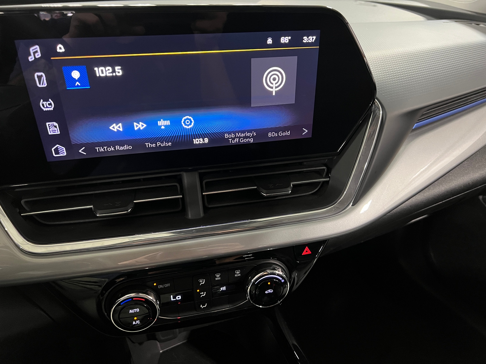 Thumbnail: 2025 Chevrolet Trax - 4