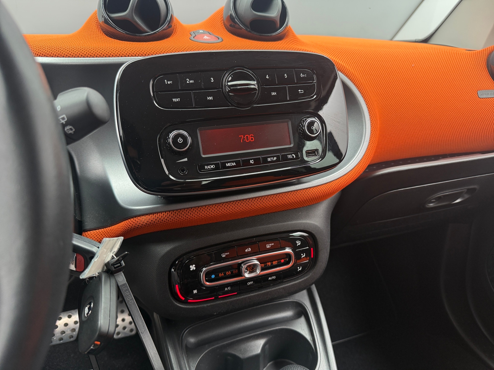 Thumbnail: 2019 smart fortwo - 4