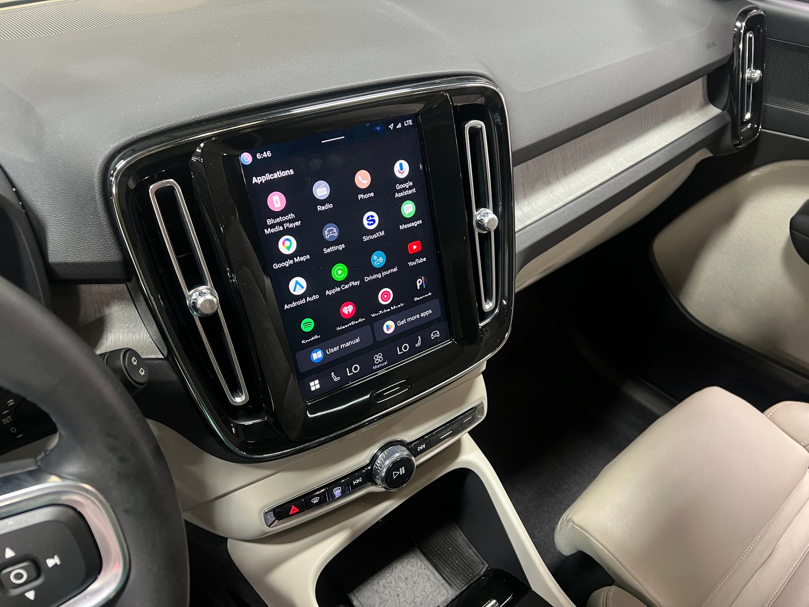 Thumbnail: 2023 Volvo XC40 - 3