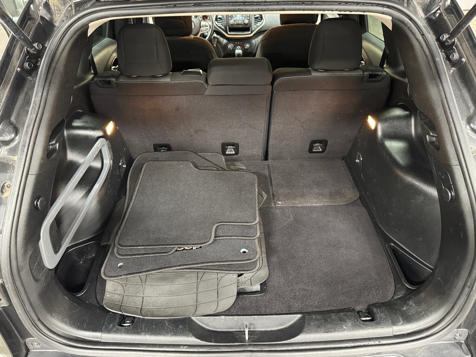 Thumbnail: 2017 Jeep Cherokee - 7