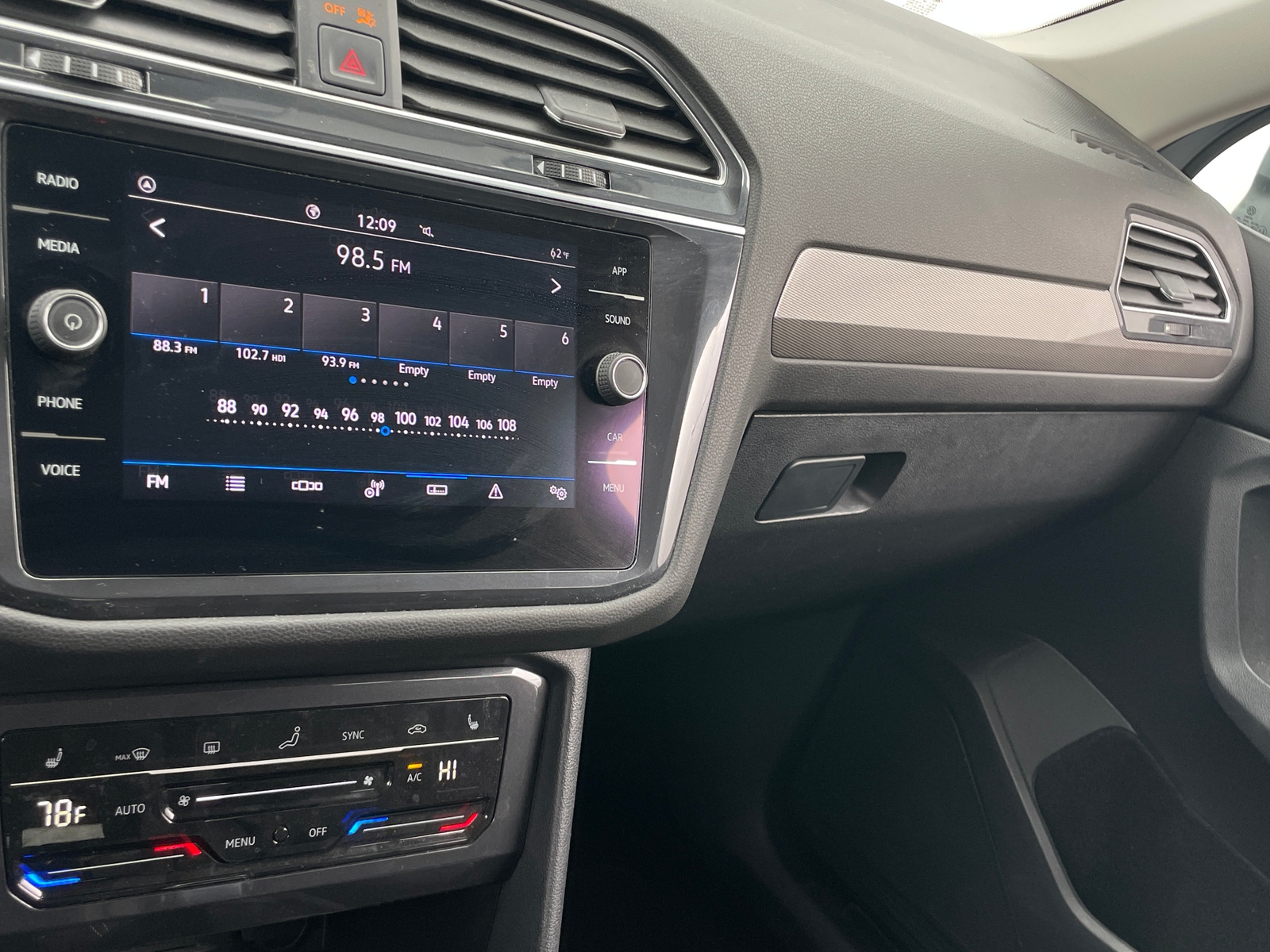 Thumbnail: 2022 Volkswagen Tiguan - 3